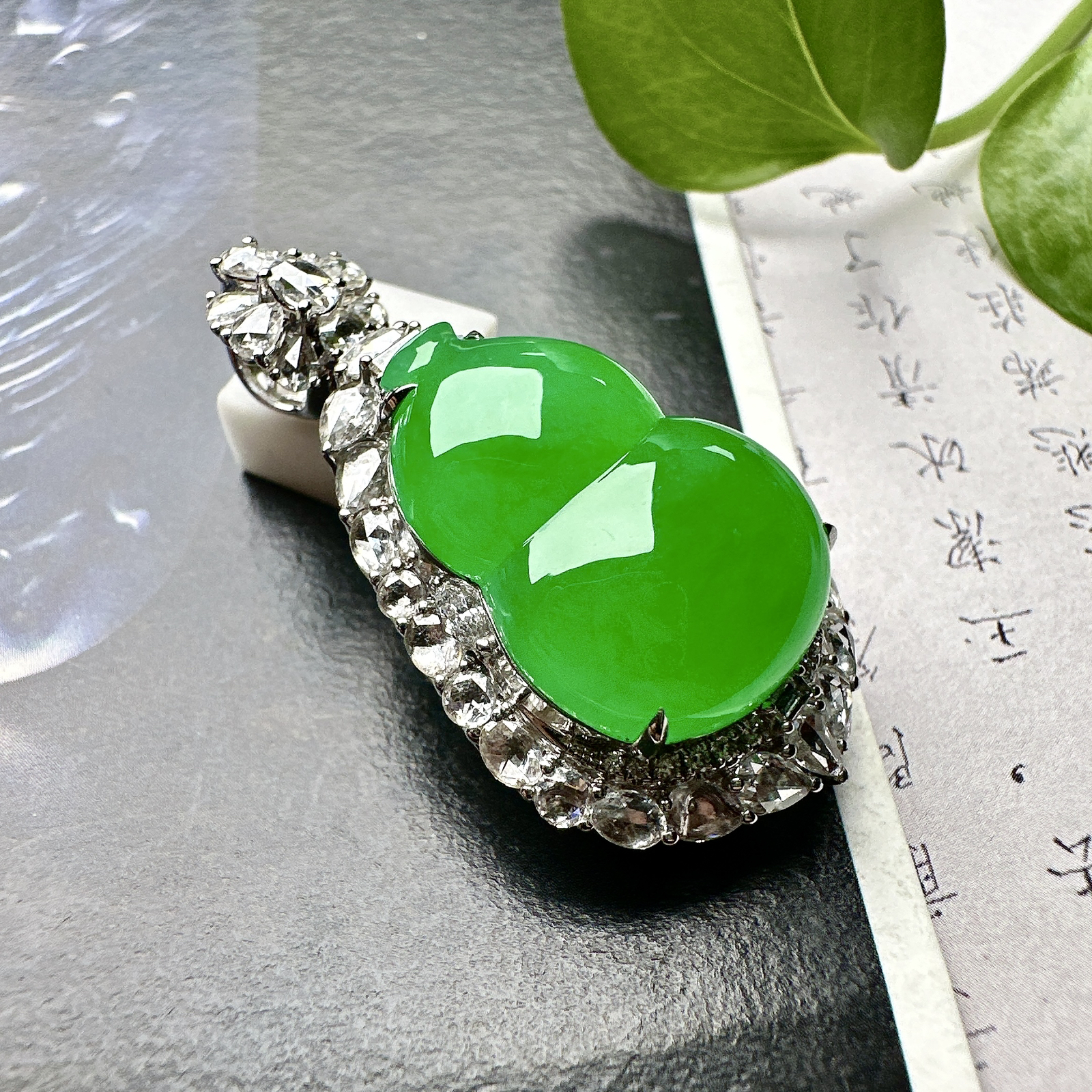 【冰种满绿葫芦吊坠】阳绿色泽，质地细腻，冰润起光，胶感强烈，冰感明显，收藏品质，18K金钻精美镶嵌，
