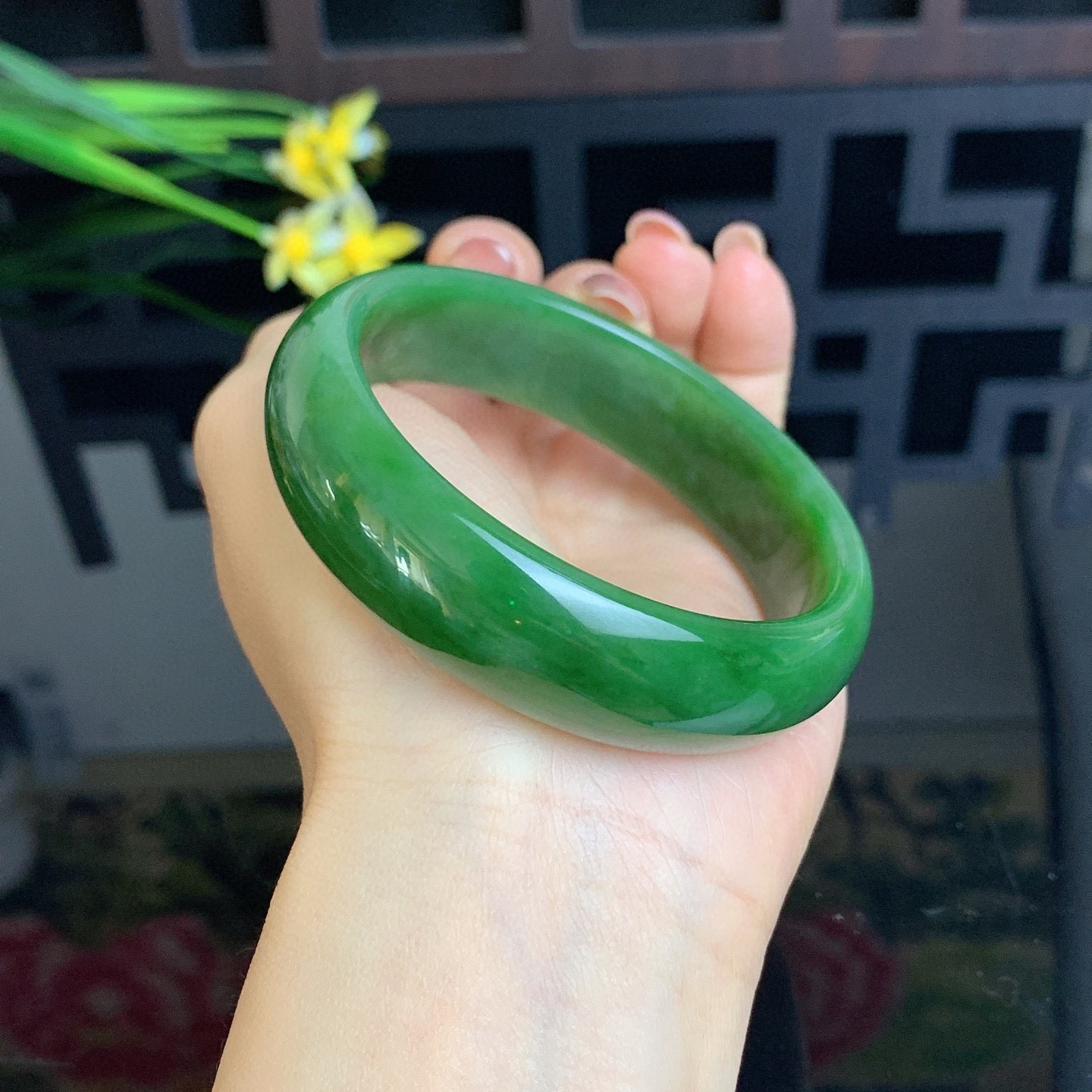 和田玉60圈口菠菜绿宽版碧玉手镯！玉质细腻油润 底色纯净 无纹裂 脂粉好，品质高。