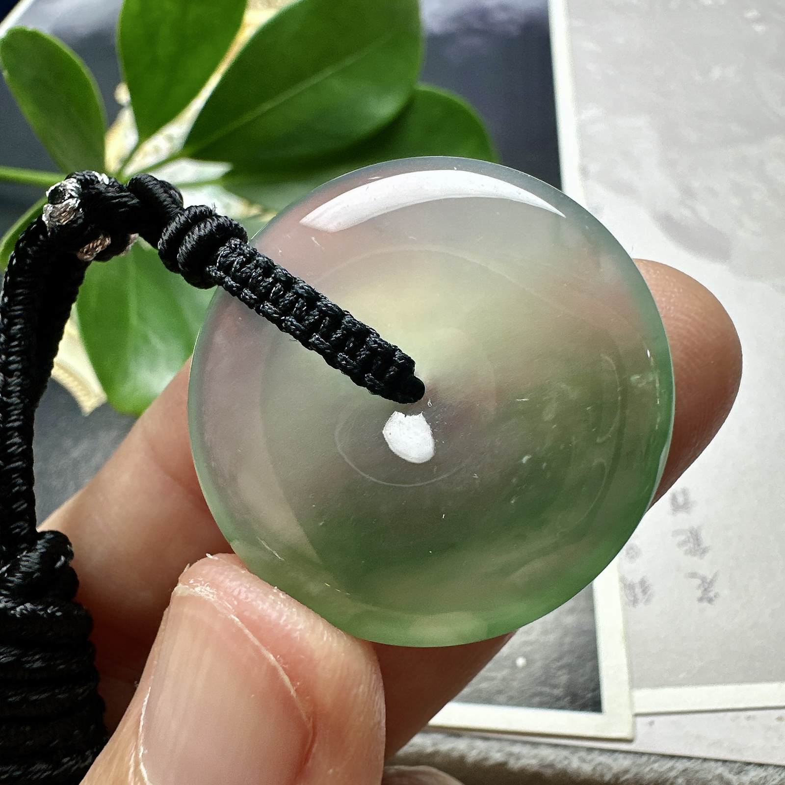 【冰种飘绿花平安扣】草绿色花，质地细腻，种老冰润，荧光强烈