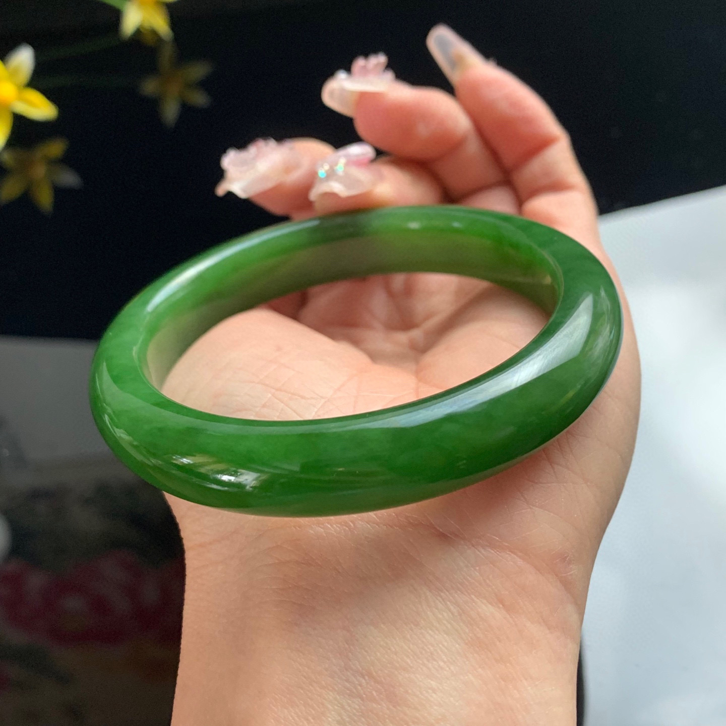 珍藏品，和田玉58圈口鲜菠菜绿碧玉手镯，玉质细腻油润 底色纯净 无裂无杂 脂粉好，品质好