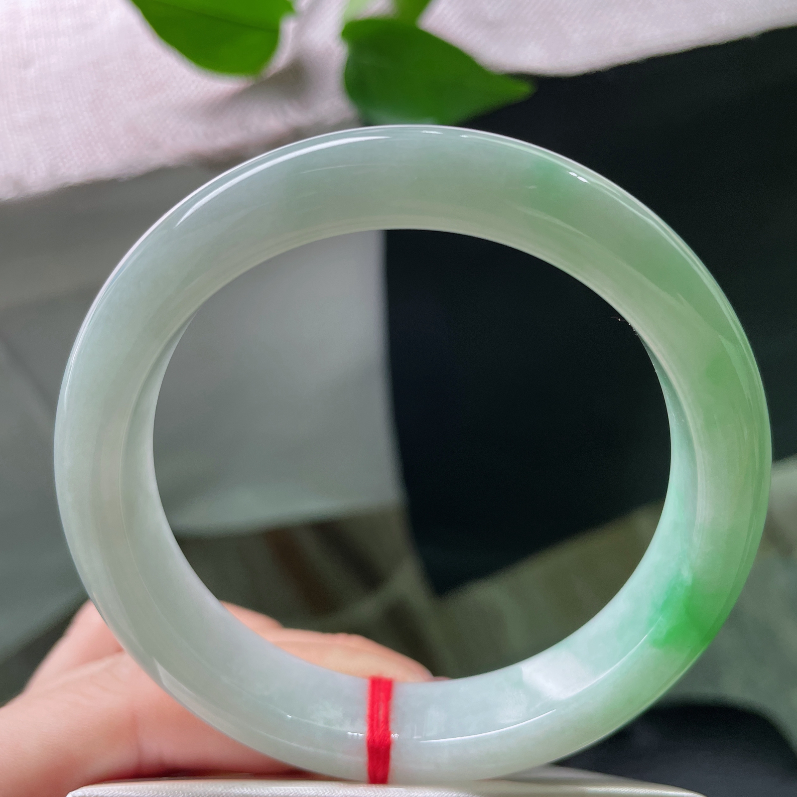 60/12.3/8.7飘绿正圈，大圈口，白底青，青翠欲滴，水头好，肉质细腻，皮纹，ss52617a.