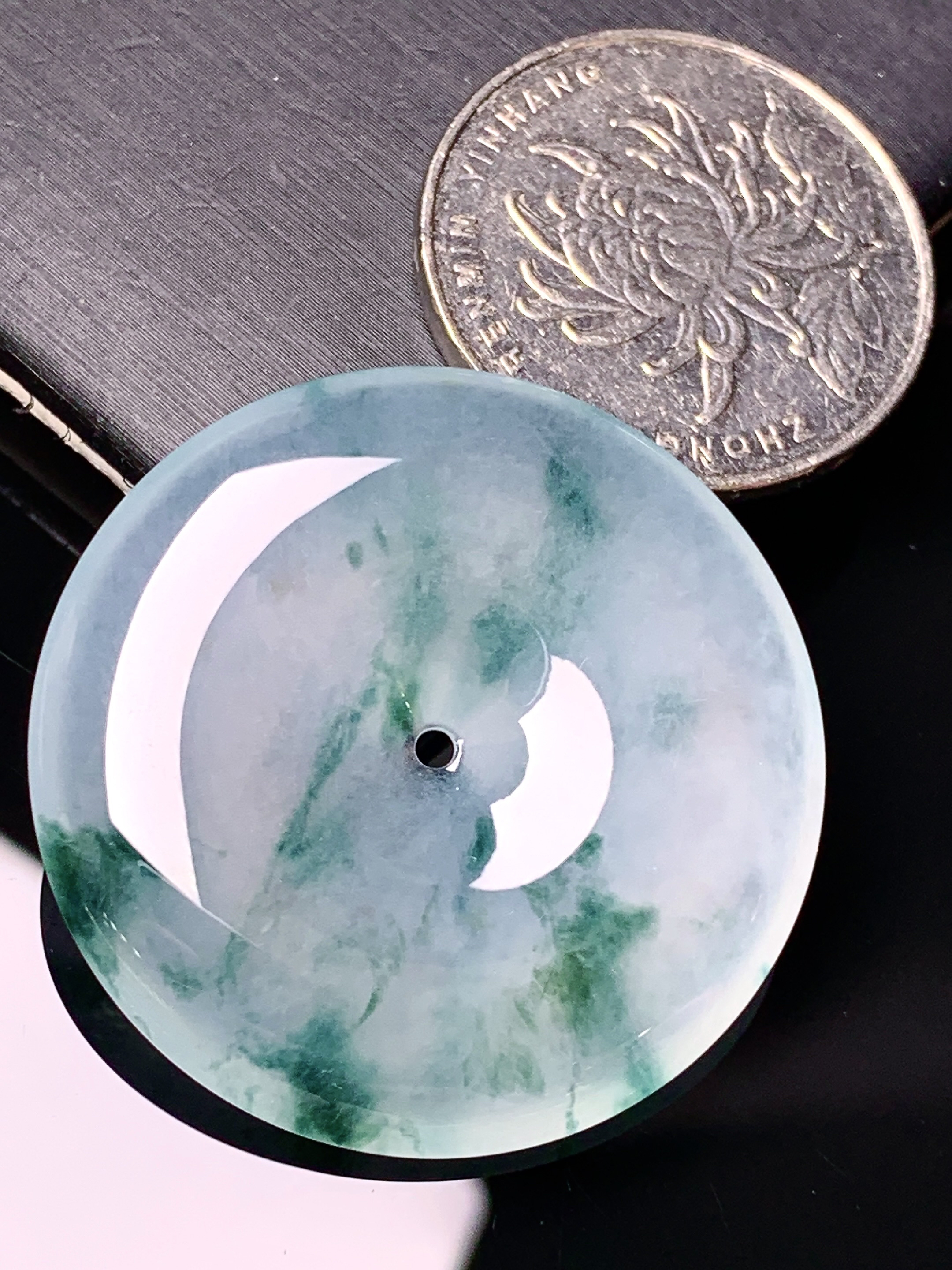 飘绿平安扣吊坠 玉质细腻 色泽艳丽清新 水润亮眼 整体尺寸34.5*5.8 x1