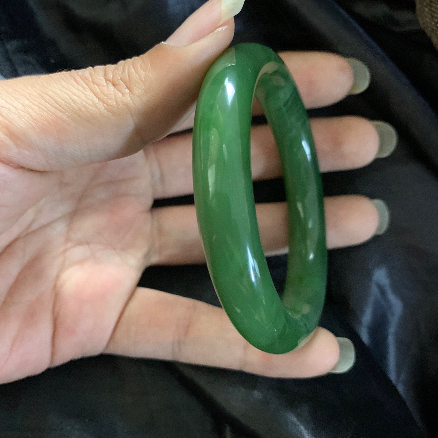 56圈口和田玉碧玉菠菜绿圆条手镯，和田玉56圈口碧玉手镯，镯型古朴典雅。在诗情画意的雨巷相遇，你是我腕间的一抹风情，有你眸有深情.清风荡漾湖间静水，我愿俯身低眉，在烟波涟漪处寻