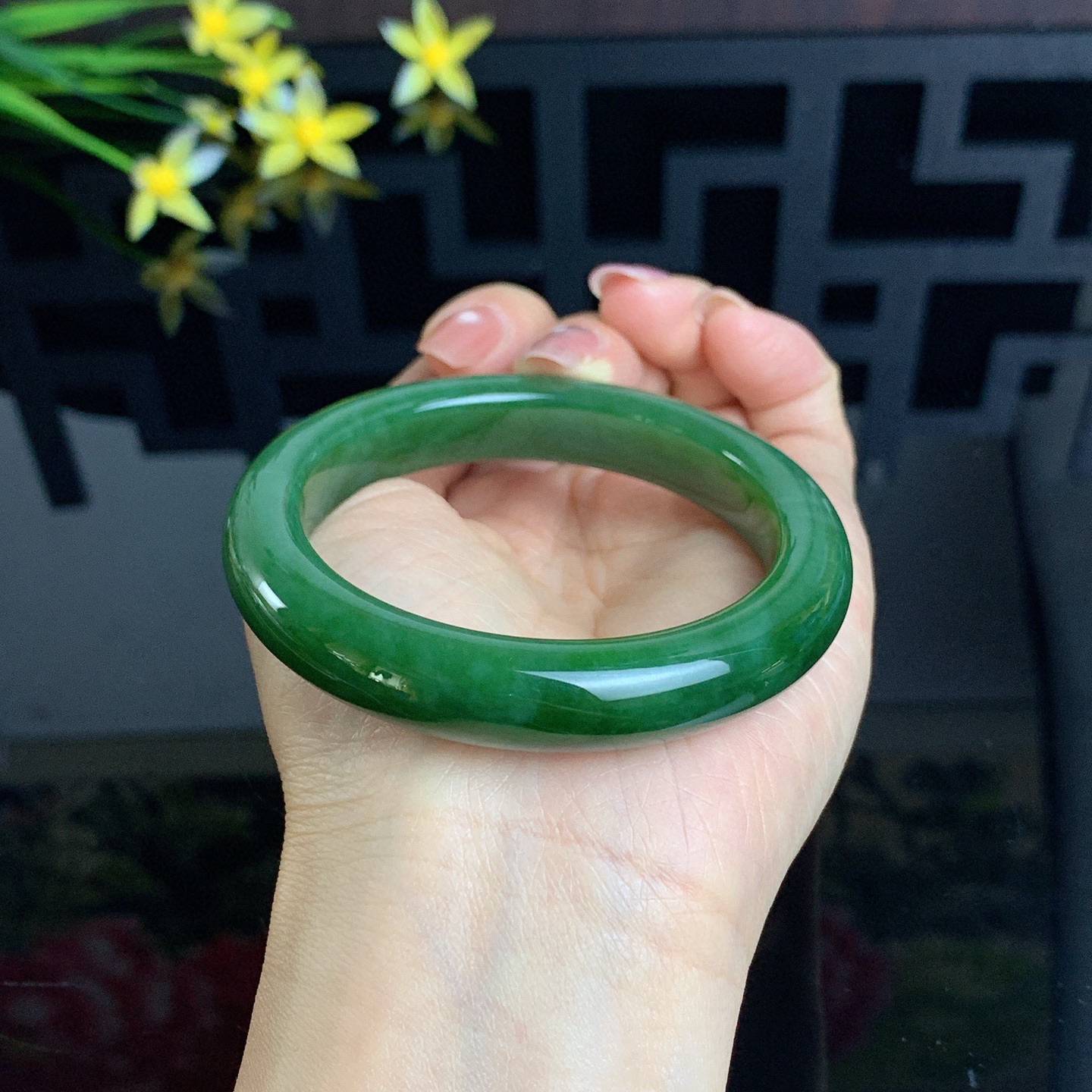 和田玉碧玉56.5圈口菠菜绿碧玉手镯！玉质细腻油润 底色纯净 无裂无杂 脂粉好，品质高。