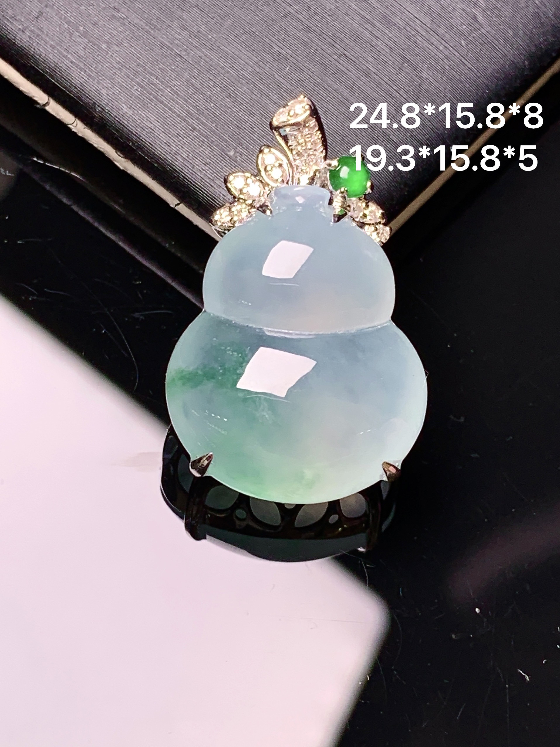 18k金钻镶嵌飘绿葫芦吊坠 玉质细腻 色泽艳丽清新 水润亮眼 整体尺寸24.8*15.8*8 g2
