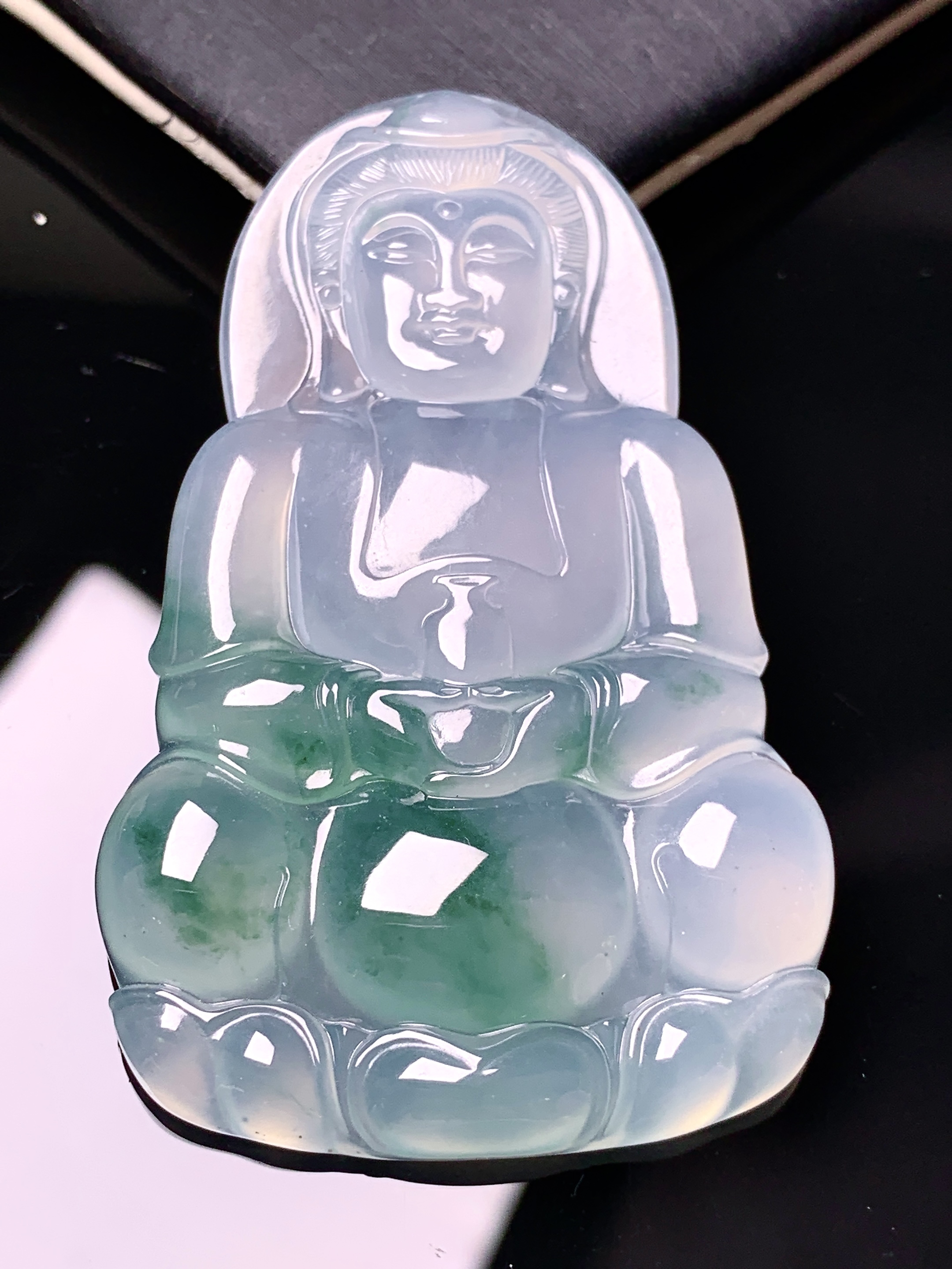 飘绿观音菩萨吊坠 玉质细腻 色泽艳丽清新 水润亮眼 整体尺寸59.2*37.6*6 x1