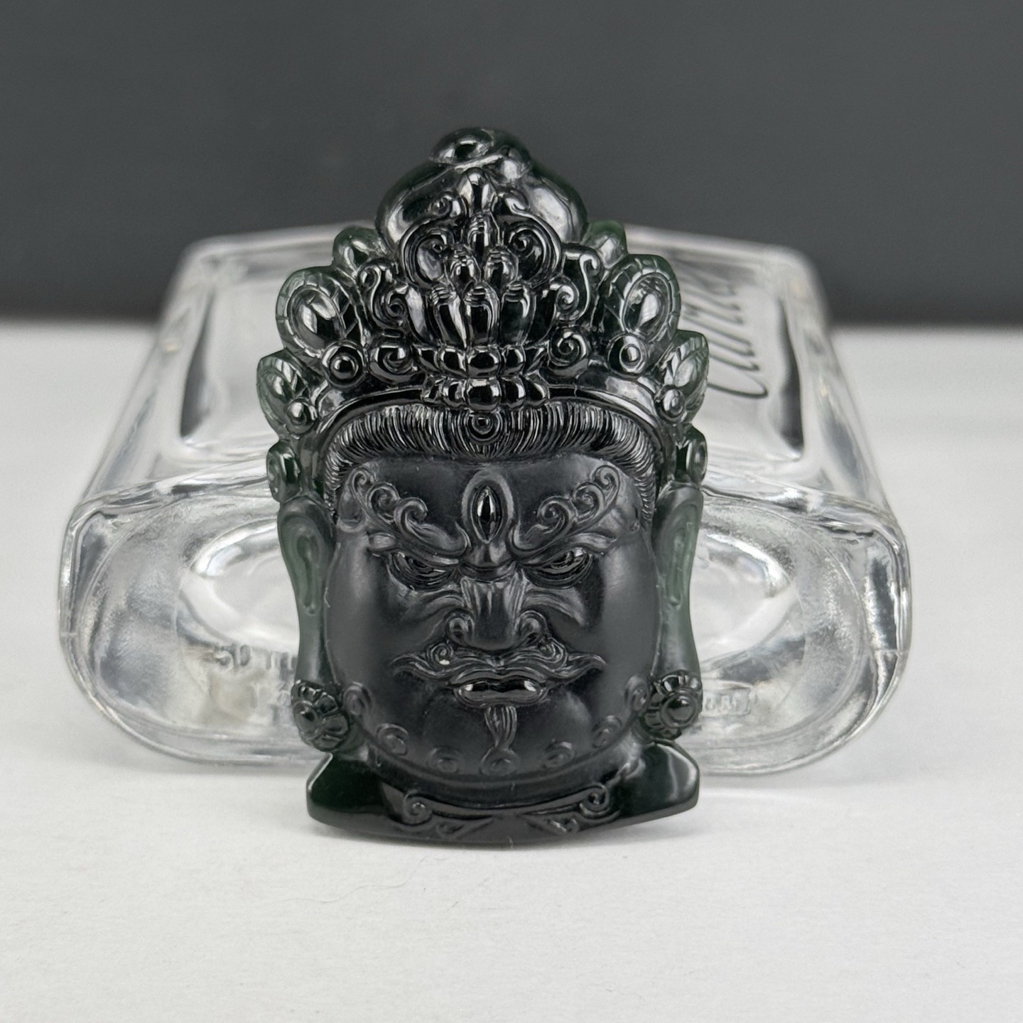 精品墨翠不动明王菩萨头雕 种好色正 黑度极好 打灯通透 油性十足 尺寸49.1