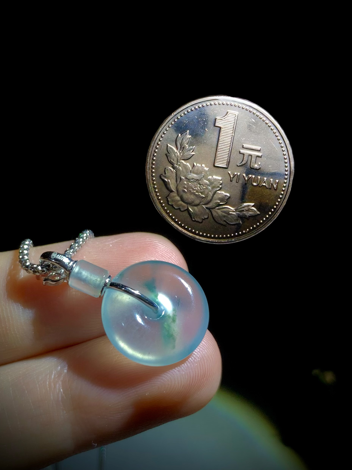 飘花平安扣子，26-裸石15.3-4.8mm，
3.3g，18K金，南非钻，不配链