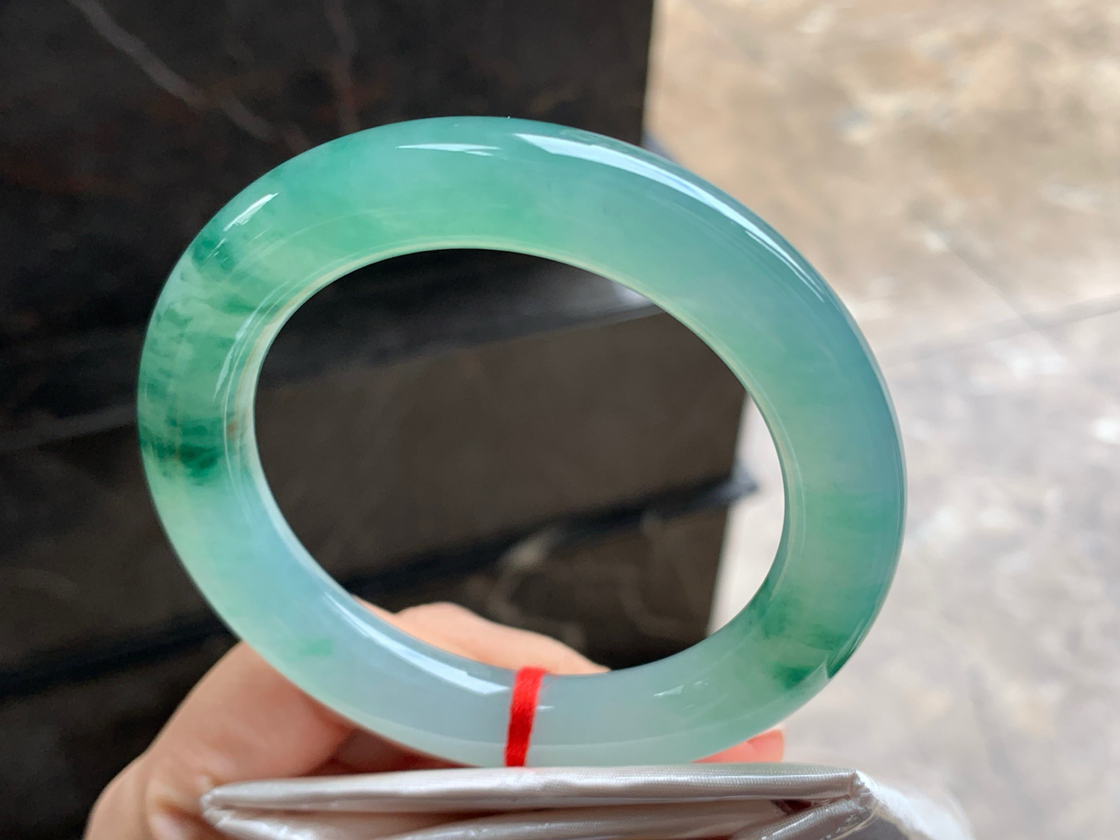 57.5-11.6

晴绿飘花圆条手镯^_^鲜艳