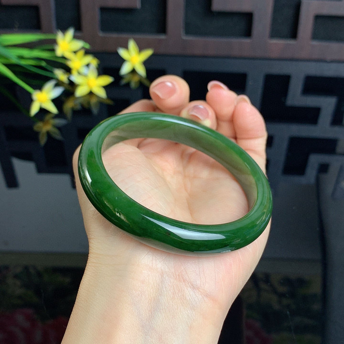 和田玉碧玉62圈菠菜绿碧玉手镯！玉质细腻油润 底色纯净 无纹裂 脂粉好，品质高。
