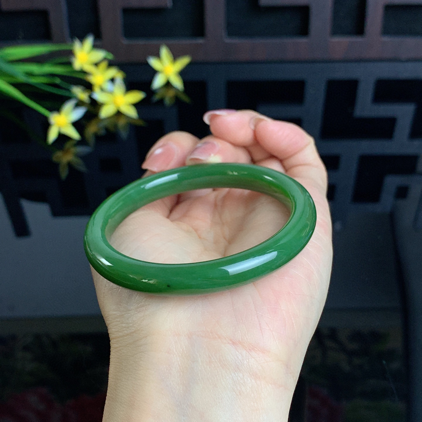 和田玉碧玉56.5圈口阳绿色碧玉手镯！玉质细腻油润 底色纯净 无裂无杂 脂粉好，品质高。