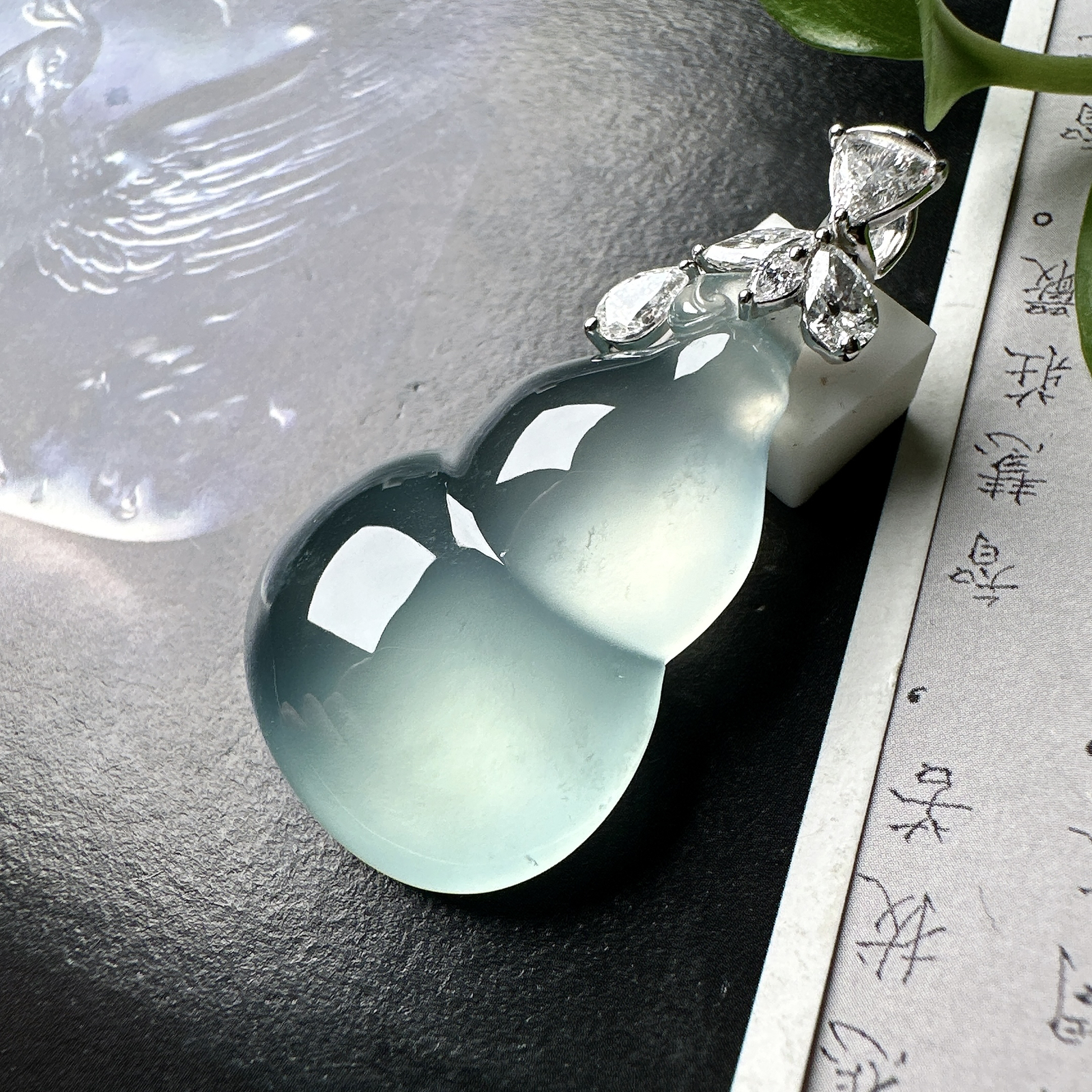 【冰种天空蓝葫芦吊坠】精品，起钢光，种地上乘，冰感十足，通透起光，饱满圆润，18k金钻镶嵌，裸石尺寸34*21.8*9.6毫米。