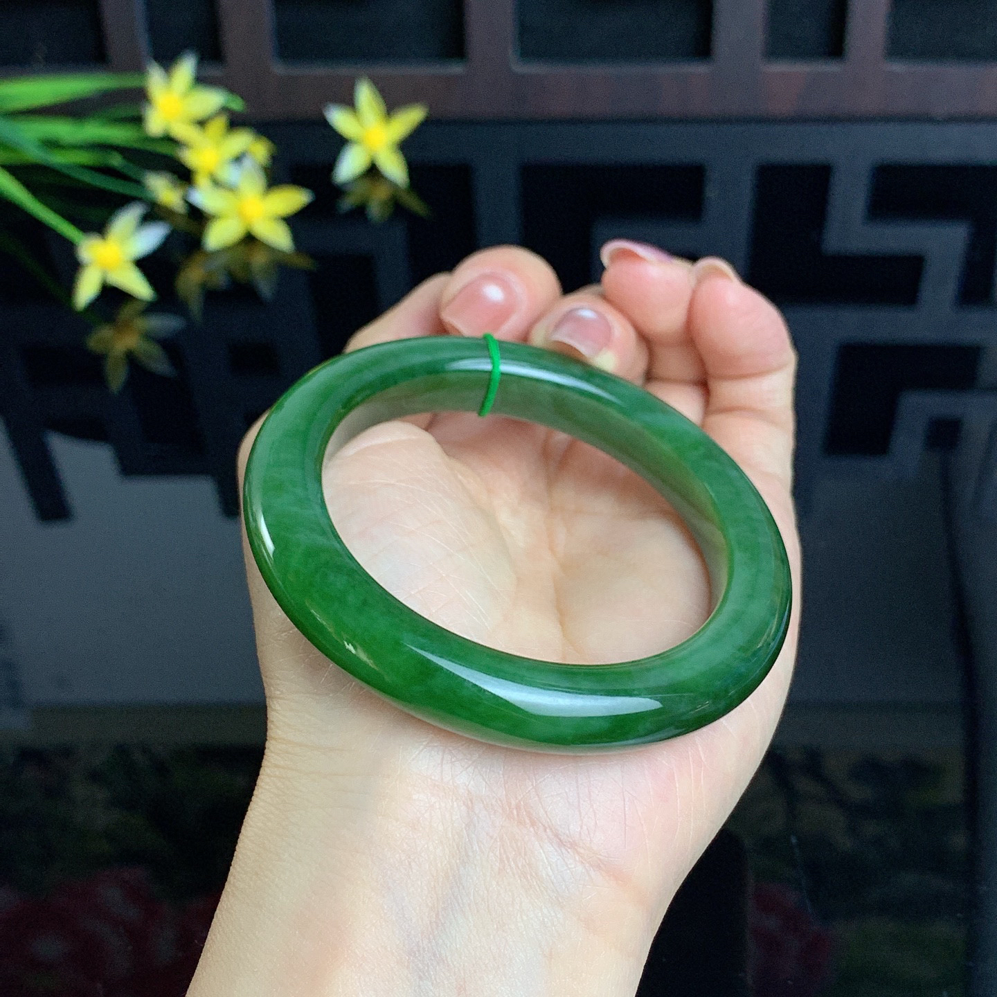和田玉碧玉55圈口菠菜绿碧玉手镯！玉质细腻油润 底色纯净 无裂无黑无棉 脂粉好，品质高。