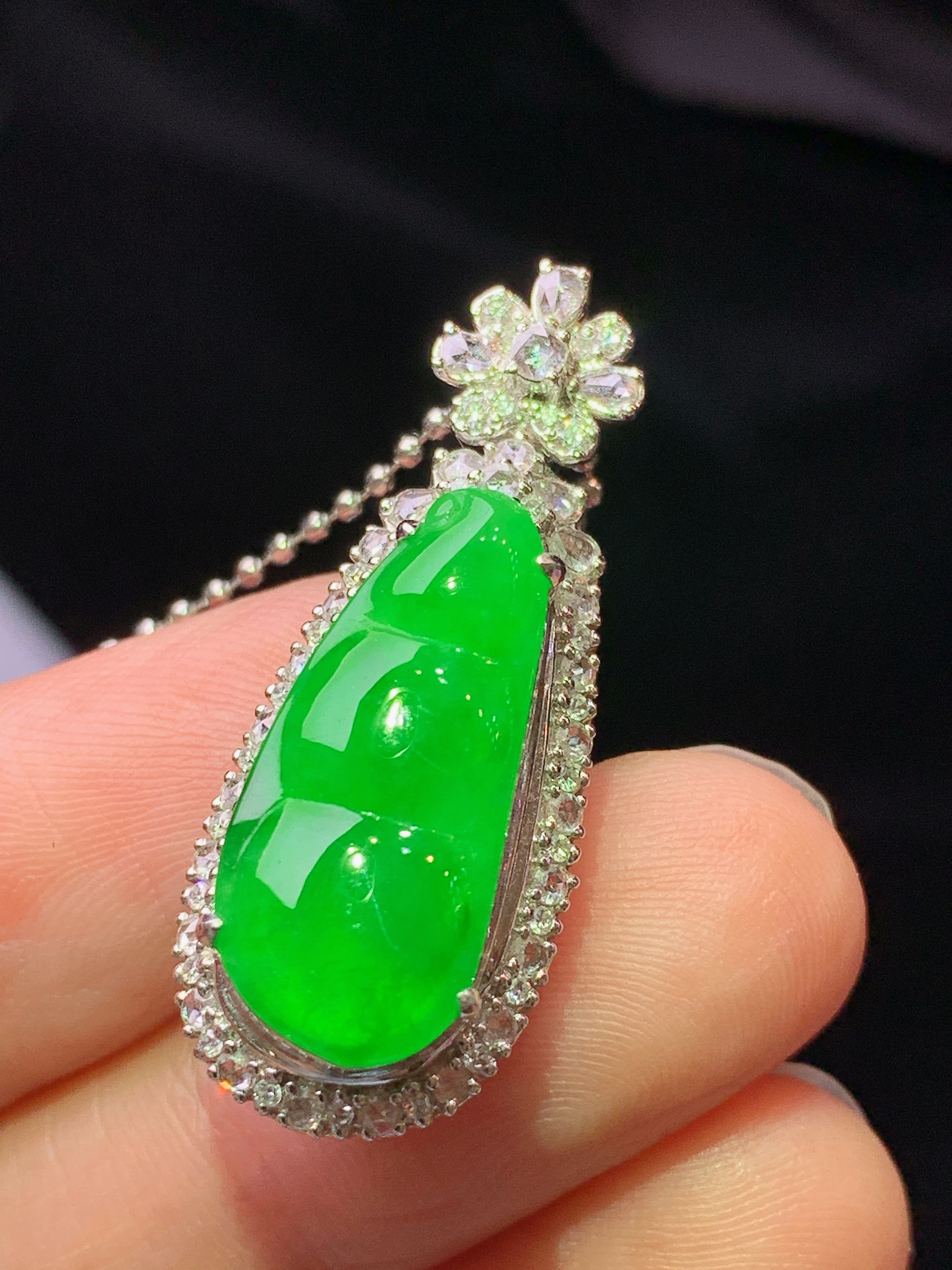 18k金钻镶嵌冰阳绿四季豆吊坠 玉质细腻 色泽艳丽清新 水润亮眼 整体尺寸32.3*13*10 h2