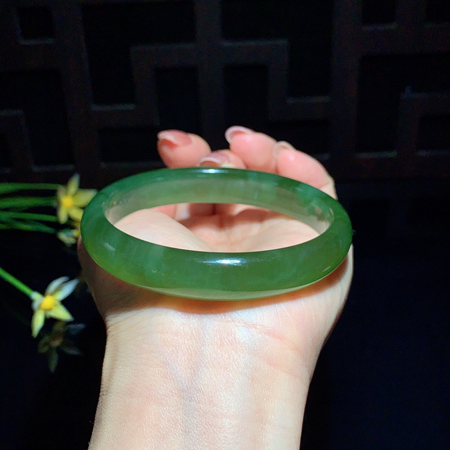 ￼ 珍藏品，和田玉碧玉62.5圈口冰底绿猫眼碧玉手镯！玉质细腻油润 底色纯净 无裂无杂 脂粉好，品质高。