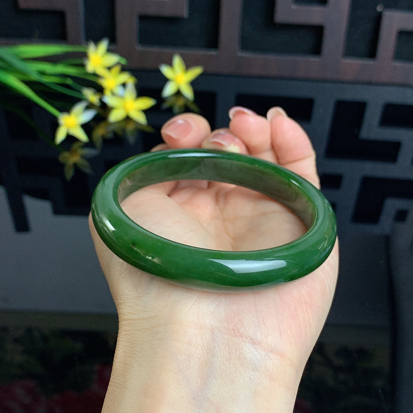 和田玉碧玉62圈菠菜绿碧玉手镯！玉质细腻油润 底色纯净 无纹裂 脂粉好，品质高。