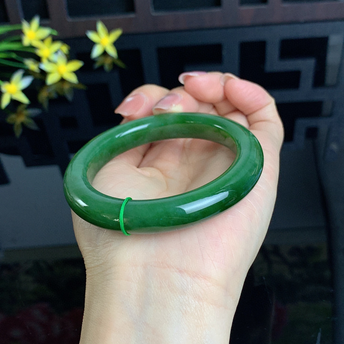 和田玉碧玉55圈口菠菜绿碧玉手镯！玉质细腻油润 底色纯净 无裂无黑无棉 脂粉好，品质高。