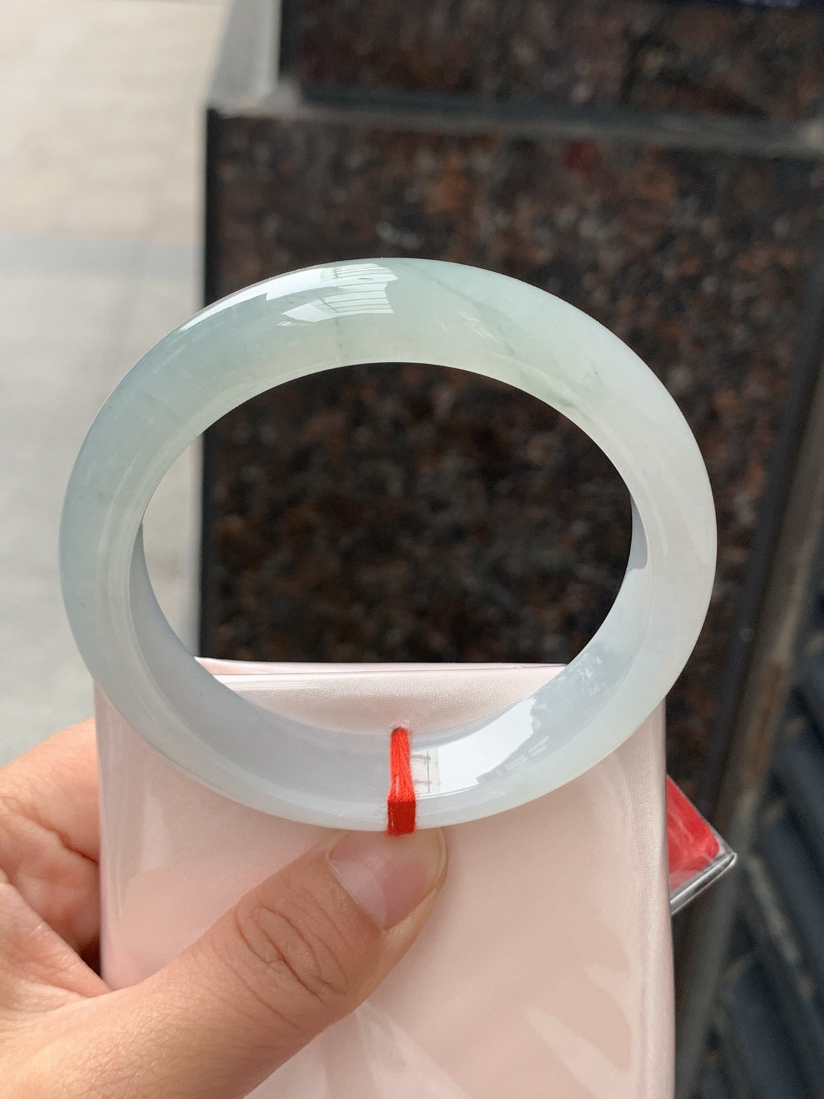 蓝底正圈
59-13.1-8.9
打灯马牙线，底妆细腻，如同果冻胶条，微微伴着些许澄澈的天空颜色，让人舒适