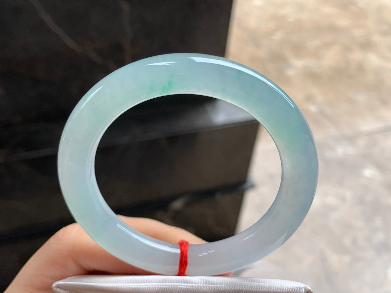 53.5-9.8

冰飘绿圆条手镯^_^透亮水润