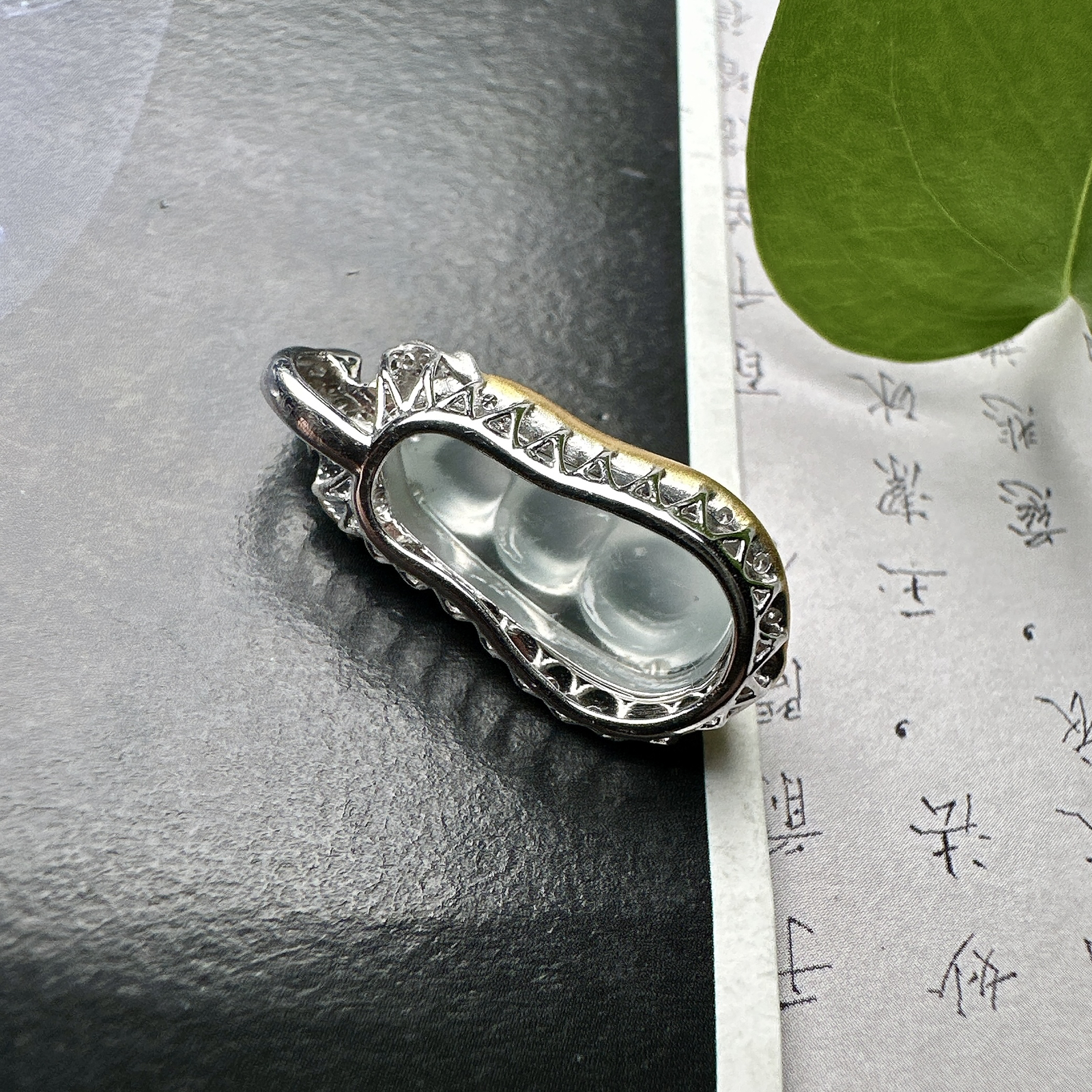 【冰种福豆吊坠】种地上乘，冰感十足，通透起光，饱满圆润，18k金钻镶嵌，裸石尺寸16.1*7.5*5.4毫米