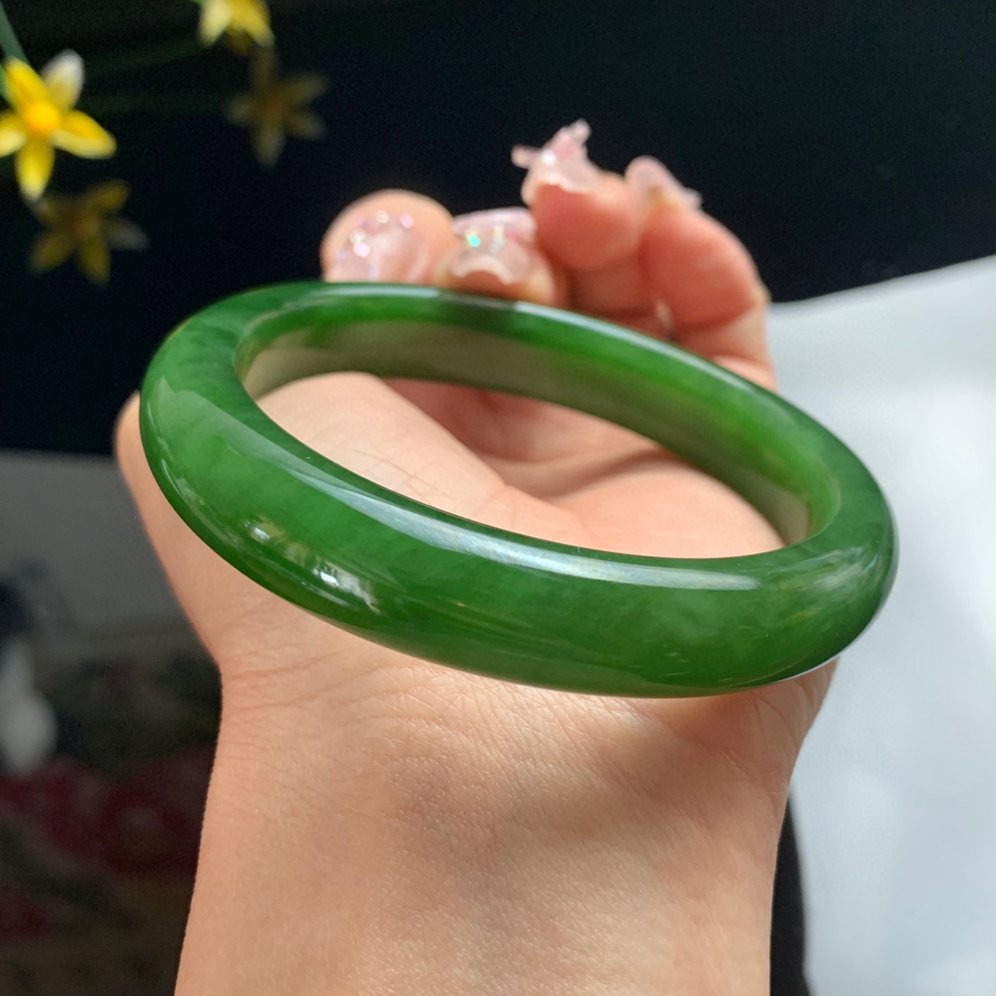 珍藏品，和田玉58圈口鲜菠菜绿碧玉手镯，玉质细腻油润 底色纯净 无裂无杂 脂粉好，品质好