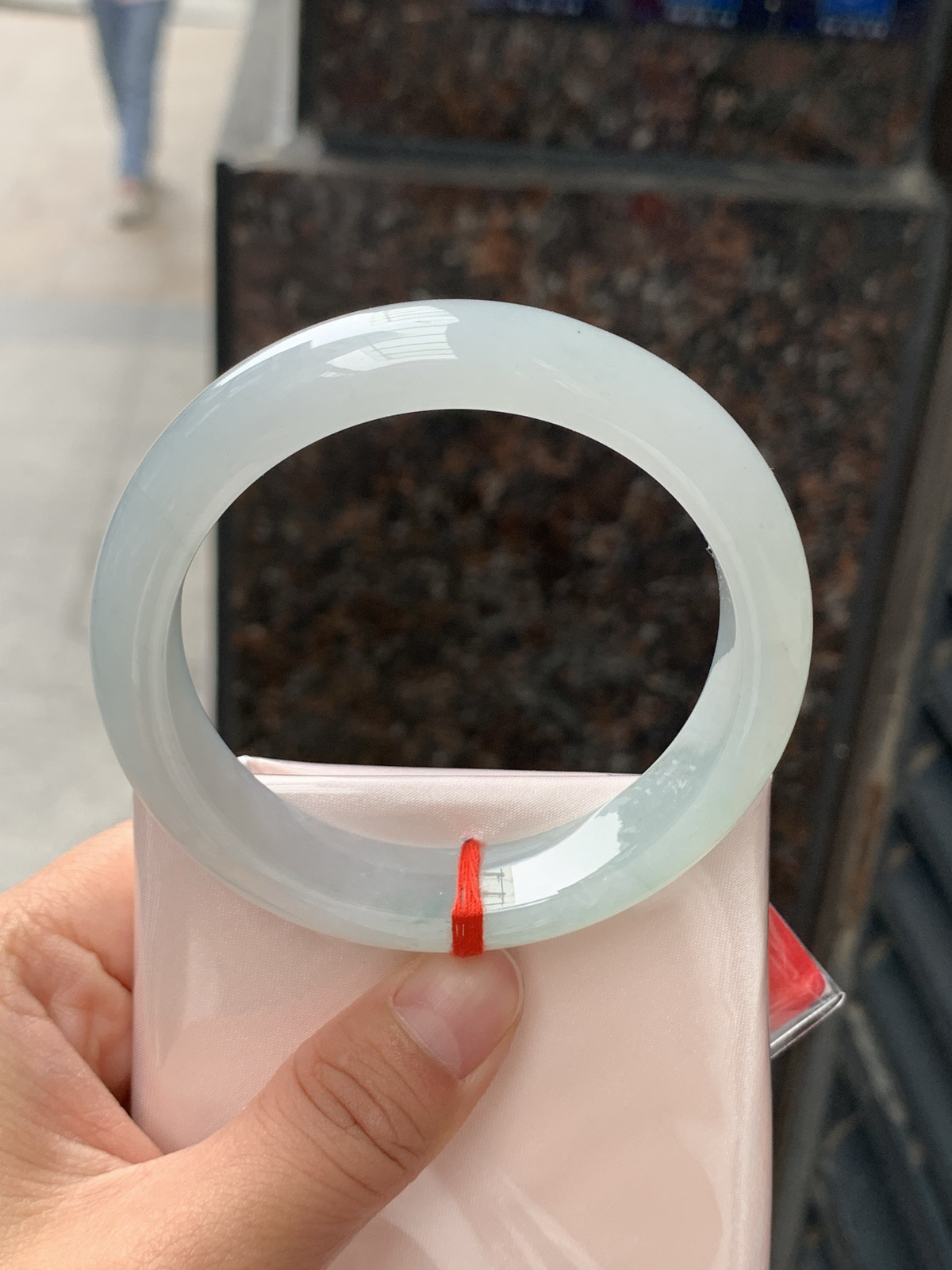 蓝底正圈
59-13.1-8.9
打灯马牙线，底妆细腻，如同果冻胶条，微微伴着些许澄澈的天空颜色，让人舒适