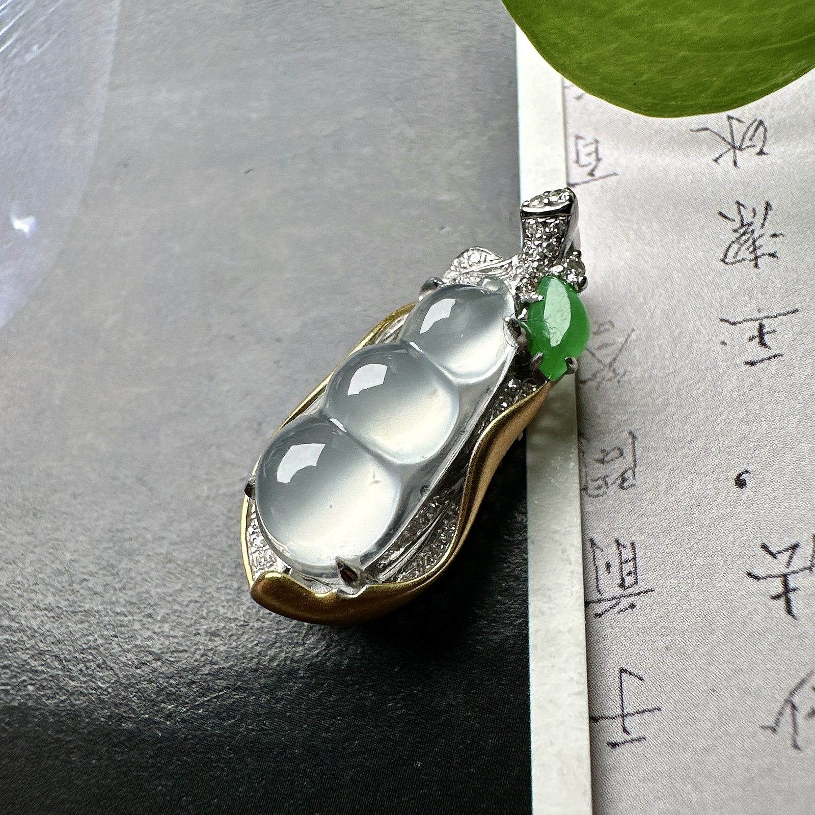 【冰种福豆吊坠】种地上乘，冰感十足，通透起光，饱满圆润，18k金钻镶嵌，裸石尺寸16.1*7.5*5.4毫米