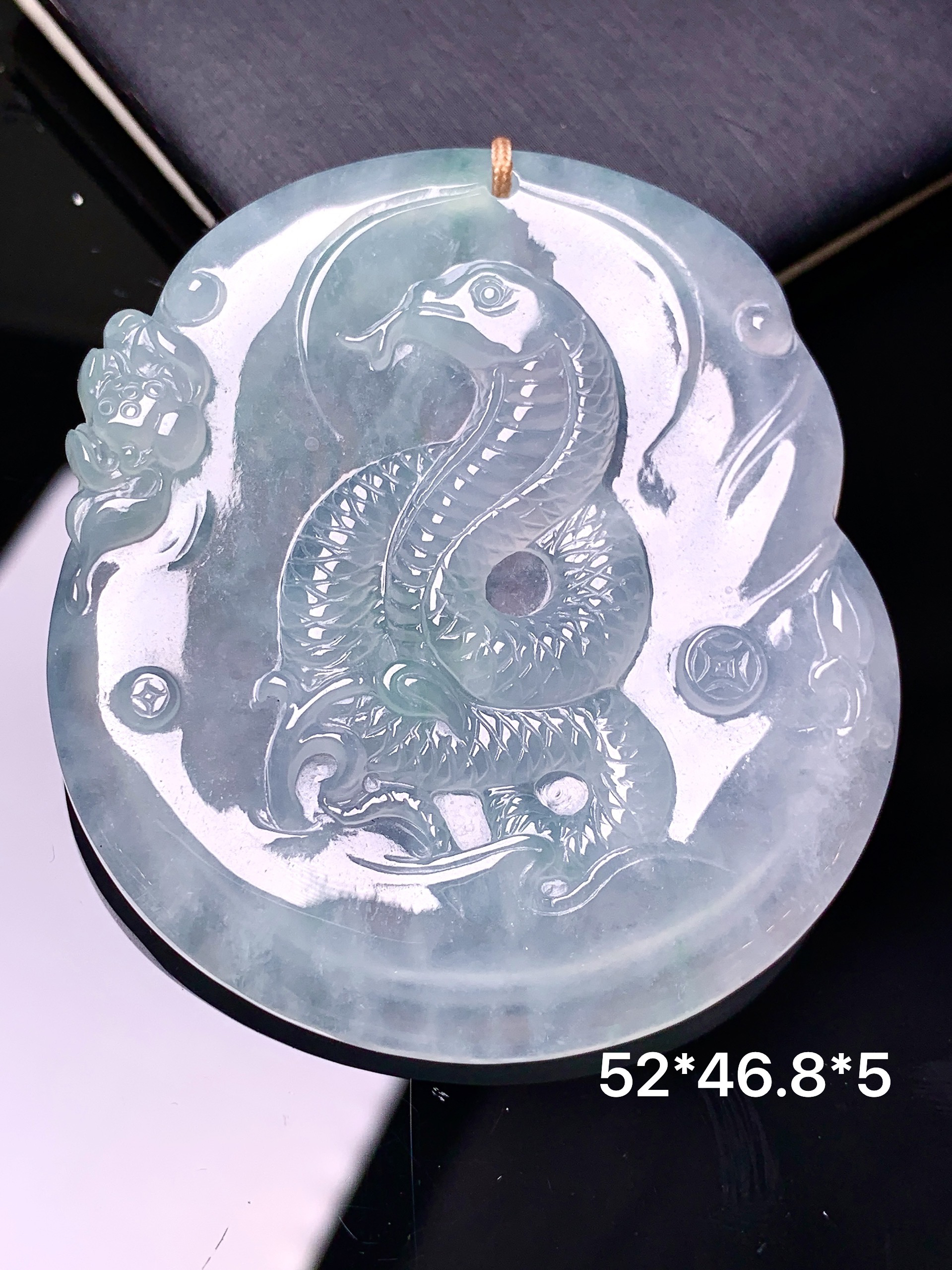 冰种飘绿生肖蛇吊坠 玉质细腻 色泽艳丽清新 水润亮眼 整体尺寸52*46.8*5 b2