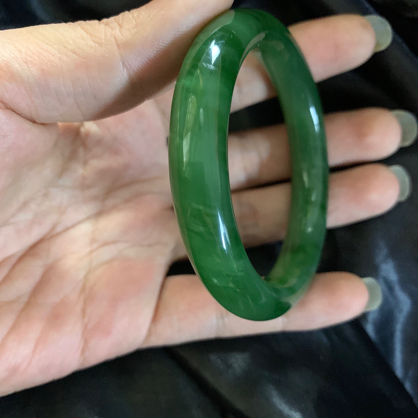 56圈口和田玉碧玉菠菜绿圆条手镯，和田玉56圈口碧玉手镯，镯型古朴典雅。在诗情画意的雨巷相遇，你是我腕间的一抹风情，有你眸有深情.清风荡漾湖间静水，我愿俯身低眉，在烟波涟漪处寻