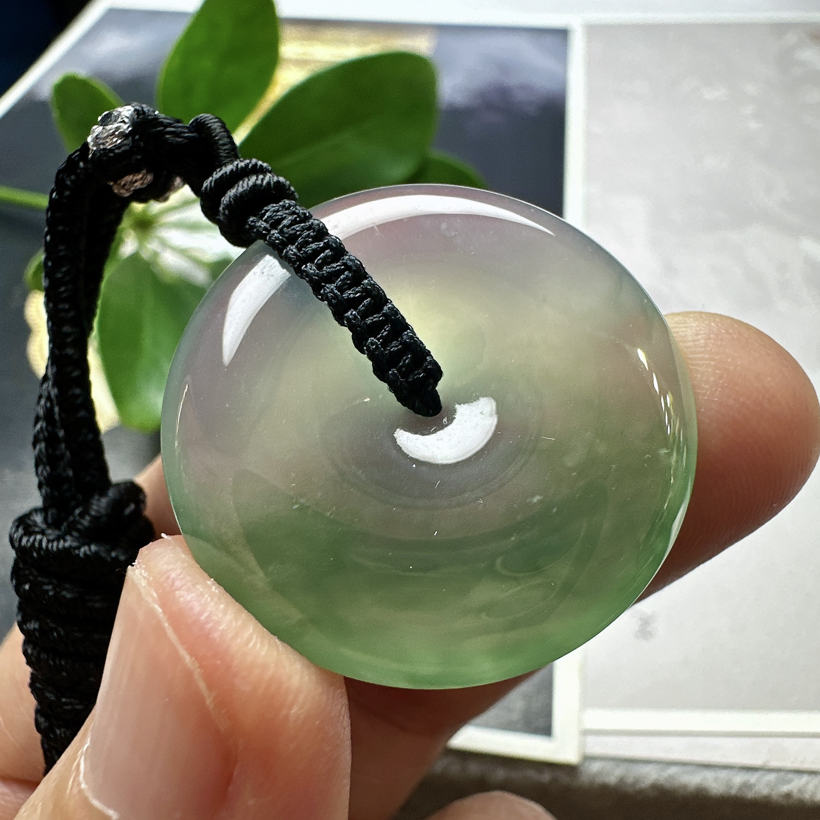 【冰种飘绿花平安扣】草绿色花，质地细腻，种老冰润，荧光强烈