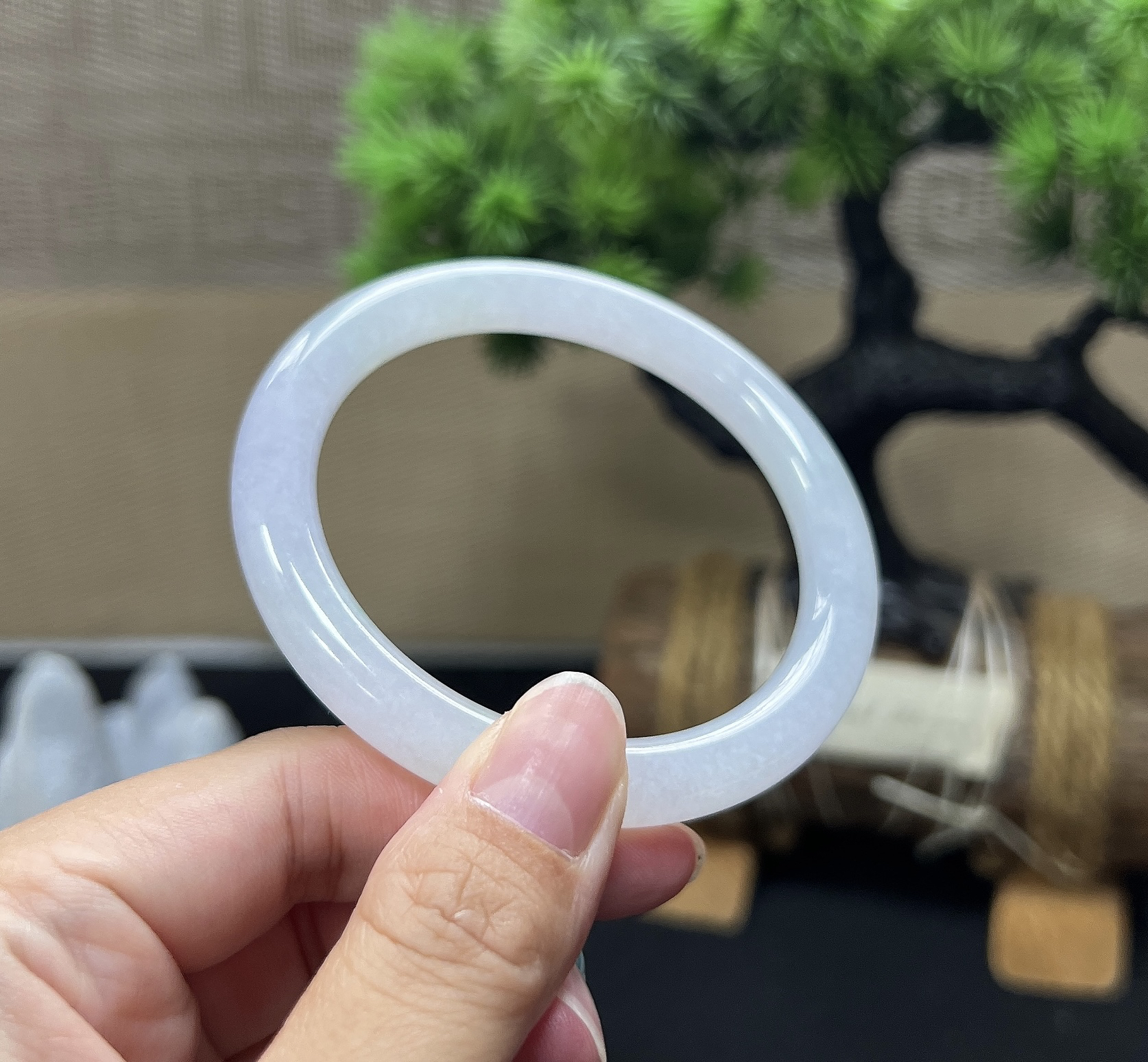 55.5圈口双耳淡紫飘绿圆条手镯（微瑕，不影响佩戴）
