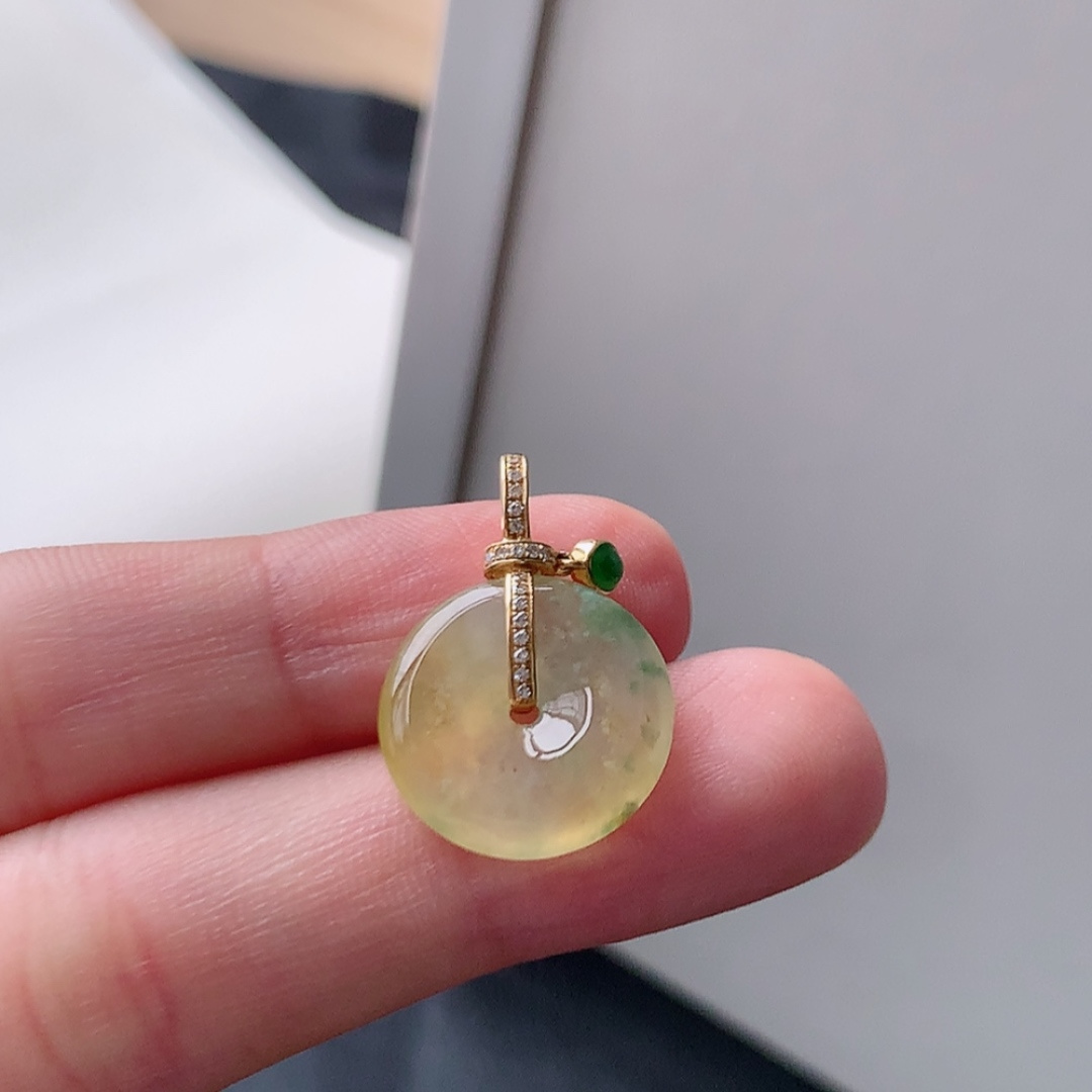 冰黄飘花平安扣吊坠。种老细腻水润，佩戴精致优雅，货号18503，22.5/15.5/3.5