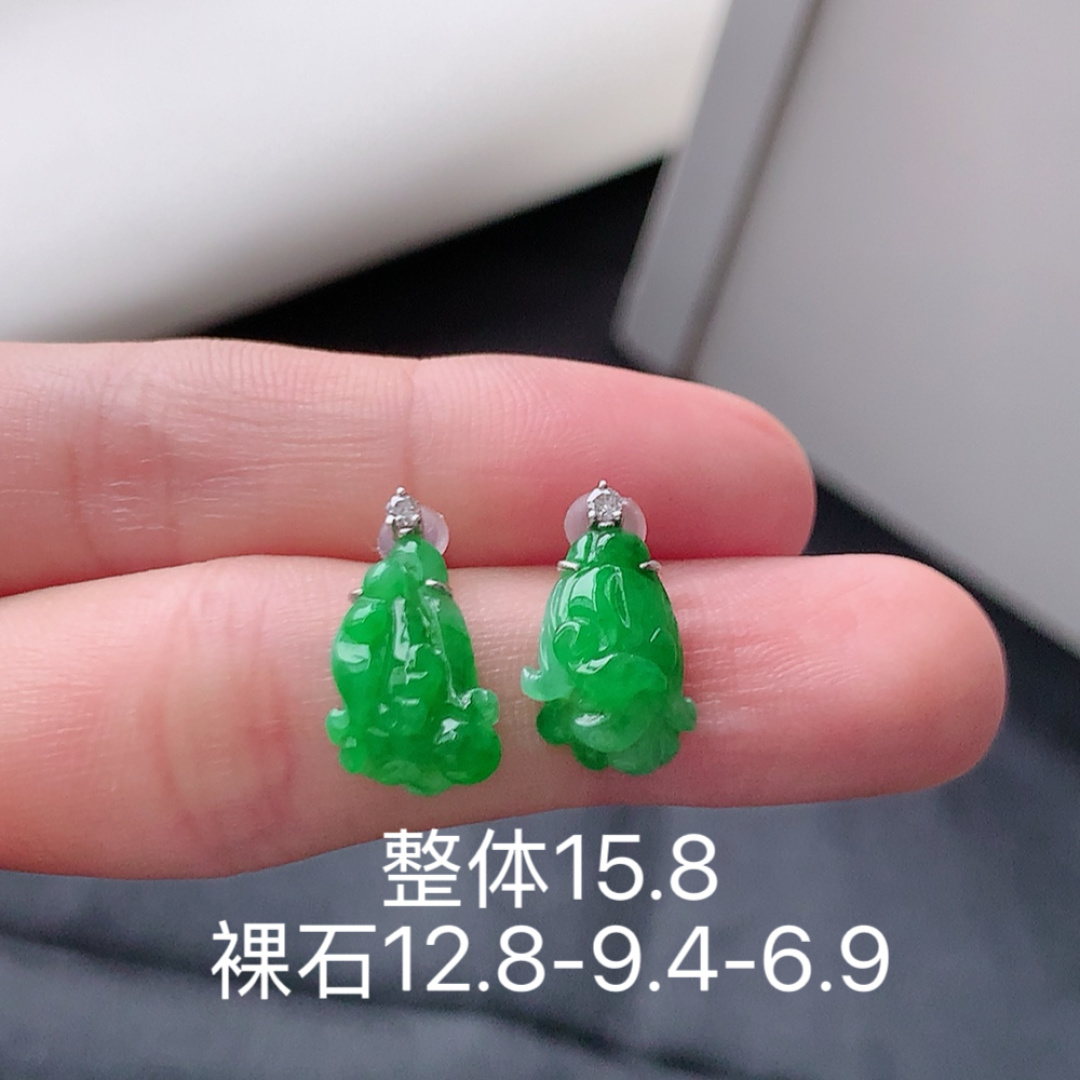 冰阳绿百财耳钉，翠色明媚，无裂，饱满水润，佩戴优雅迷人，货号19503，12.8/9.4/6.9