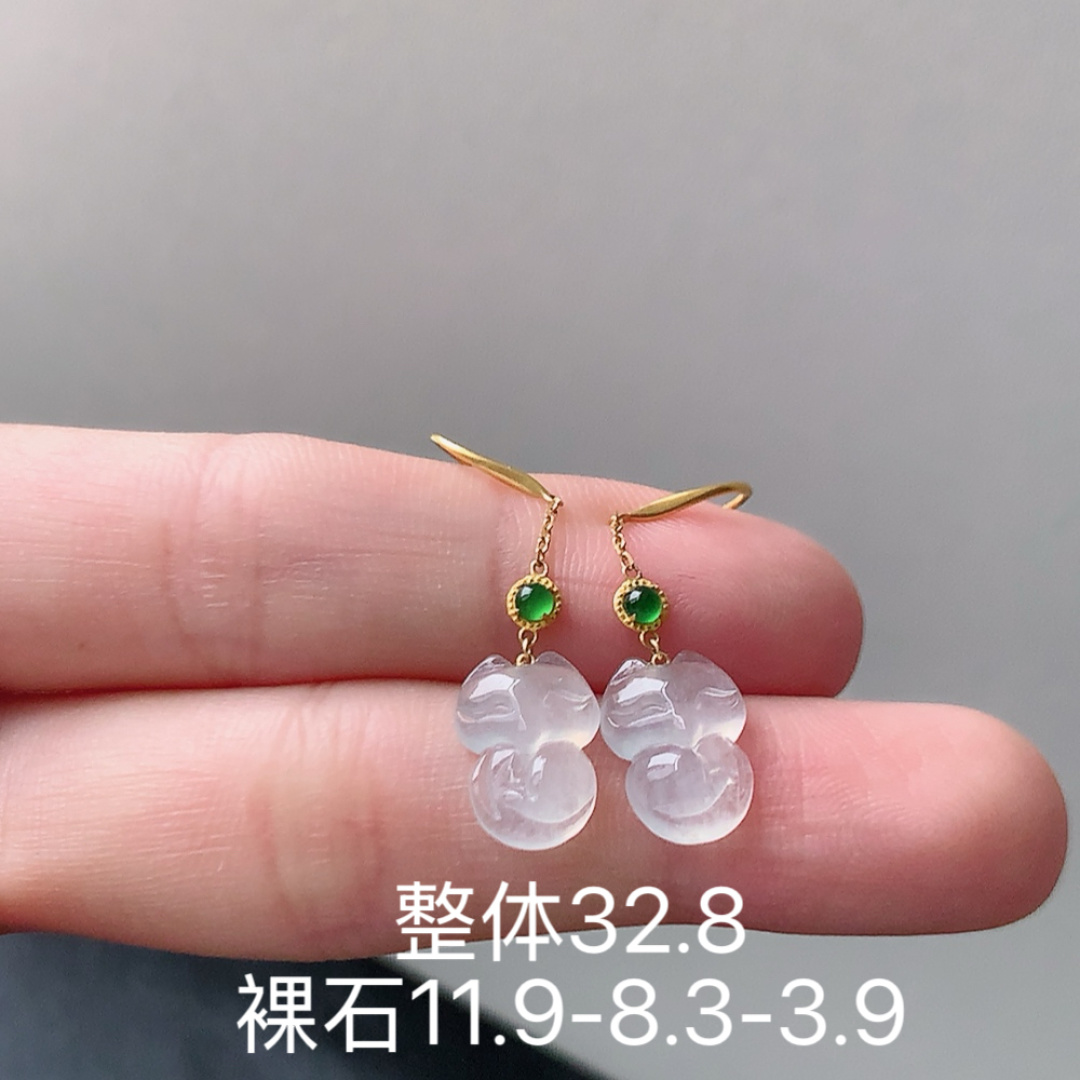 高冰耳坠。底子细腻，水润十足，佩戴福气满满，11.9/8.3/3.9