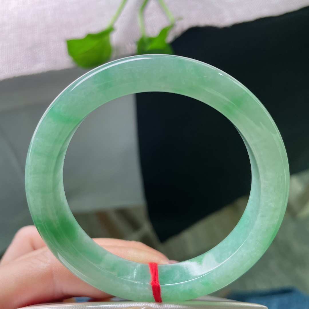 56/11.4/8.9，绿底正圈，飘翠，底子是铺陈的森林，飘绿是穿林而过的风，层层叠叠，皆有生命。无裂，ss52369a