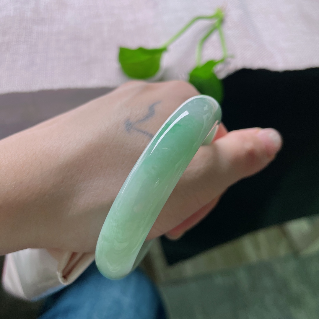 53.6/11.9/7.6飘绿正圈，水头好，肉质细腻，点翠千金，充满活力，皮纹，ss52562a