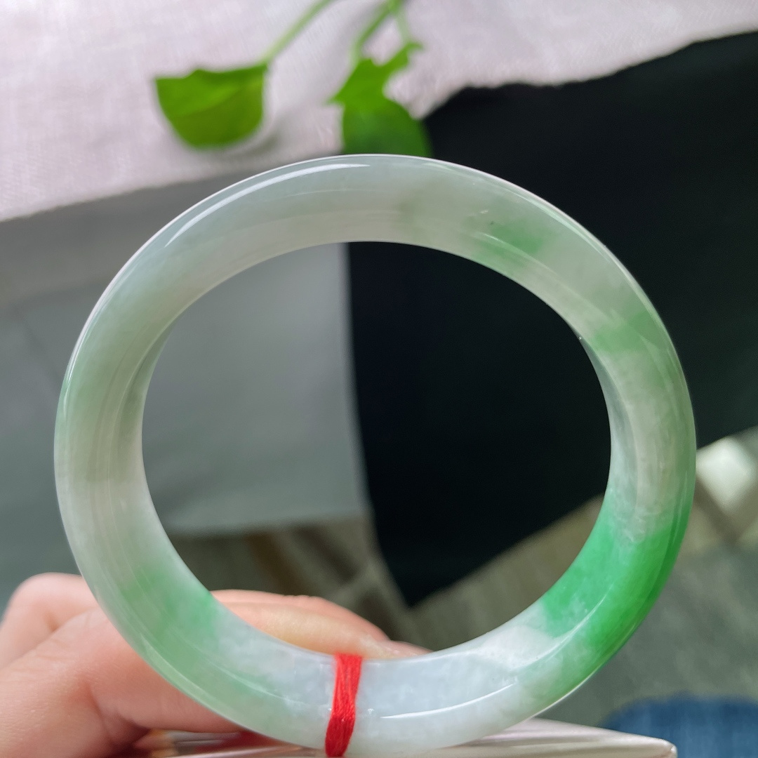 55.8/13.1/8.2，飘阳绿正圈，白底青，青翠欲滴，镯色生香，底子细腻，皮纹，ss52496a