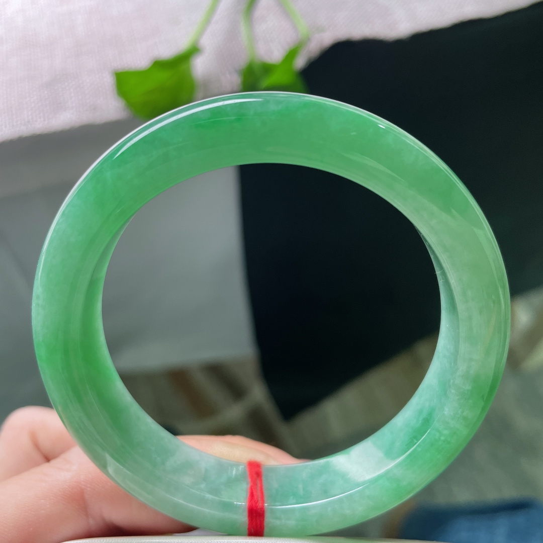 58.3/12.7/9.1，绿底正圈，满翠，有一种‘深林人不知，明月来相照’的幽静。晶体纹，ss55