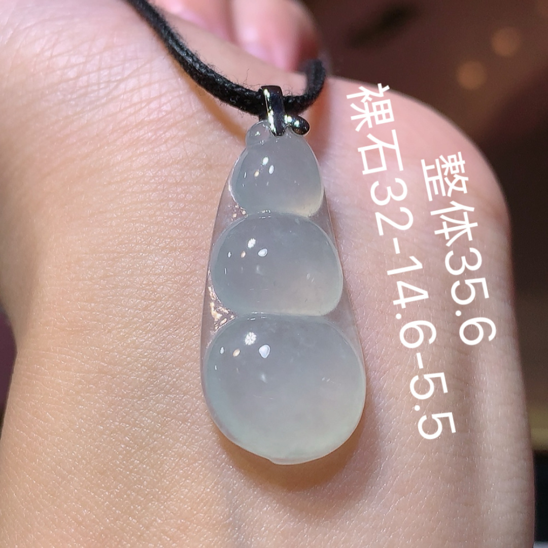 冰福豆吊坠，种老底子细腻，饱满起光，佩戴简单大气，货号35503，32/14.6/5.5