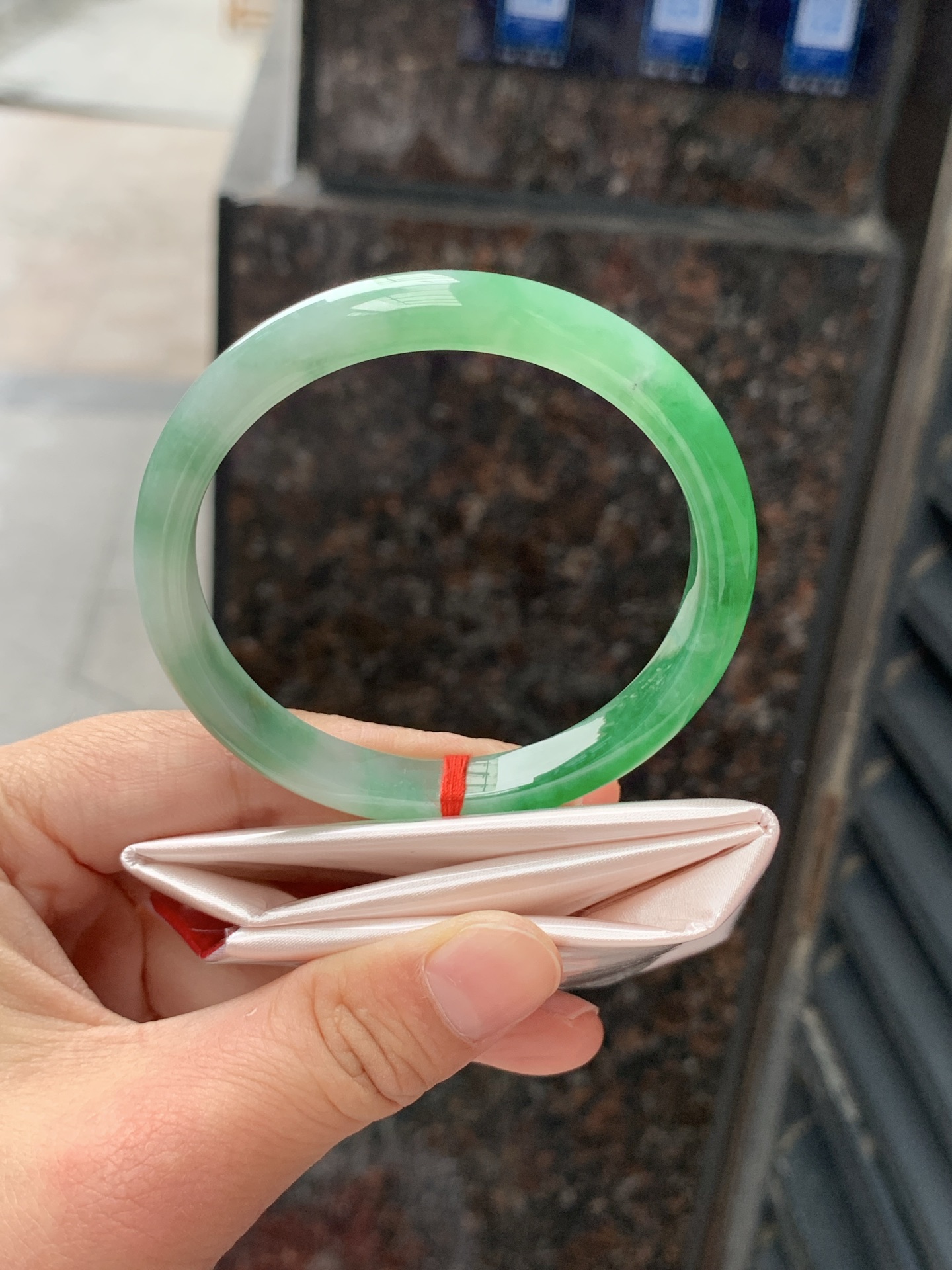 阳绿正圈，55.8/8.6/6.7，0505-N632，打灯多处纹裂，镯型小巧精致，一节阳绿底色浓郁，娇艳欲滴，上手精致贵气
