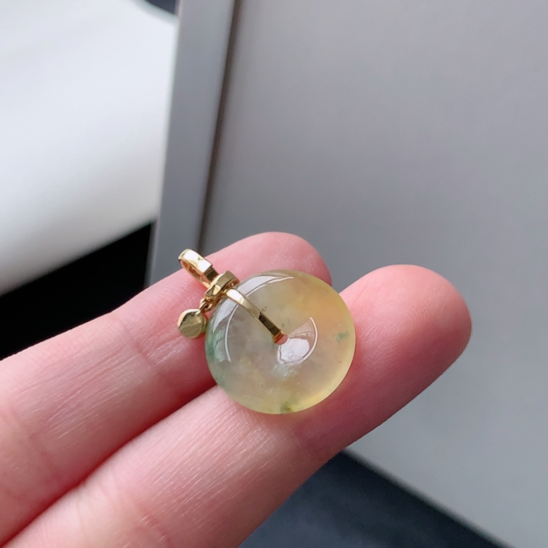 冰黄飘花平安扣吊坠。种老细腻水润，佩戴精致优雅，货号18503，22.5/15.5/3.5