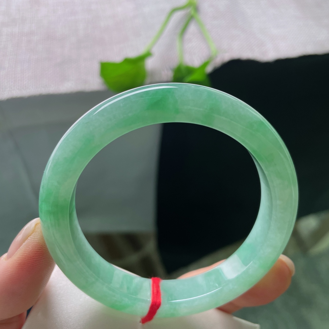 56/11.4/8.9，绿底正圈，飘翠，底子是铺陈的森林，飘绿是穿林而过的风，层层叠叠，皆有生命。无裂，ss52369a