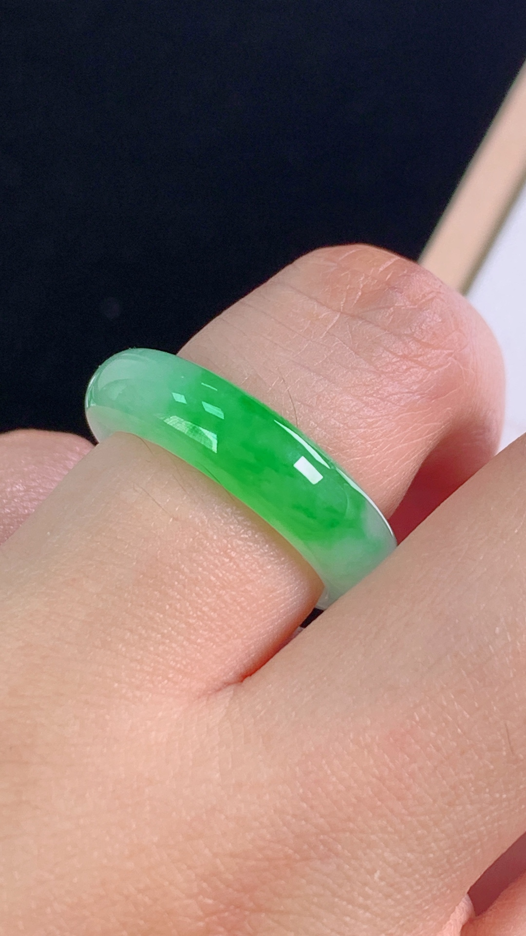 ️冰飘绿指环，花色灵动，清透细腻，无裂，尺寸:圈口12/16.2-5.5-3.7mm