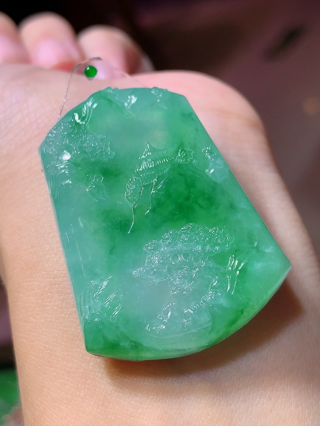 冰飘绿山水牌挂件，冰润起胶感 色泽鲜甜 佩戴简单大方货号38503，42/31.2/7.7