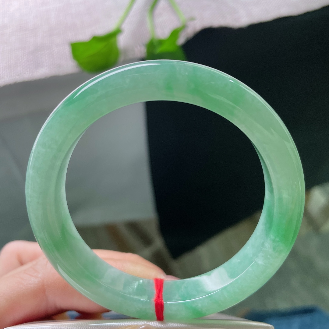 56/11.4/8.9，绿底正圈，飘翠，底子是铺陈的森林，飘绿是穿林而过的风，层层叠叠，皆有生命。无裂，ss52369a