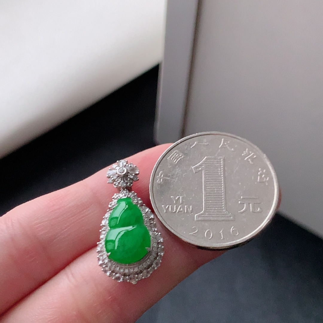 冰阳绿葫芦吊坠，玉质细腻，色泽鲜阳，上身彰显气质，货号55502，24.4/12.1/9