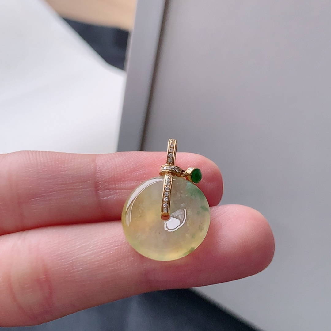 冰黄飘花平安扣吊坠。种老细腻水润，佩戴精致优雅，货号18503，22.5/15.5/3.5