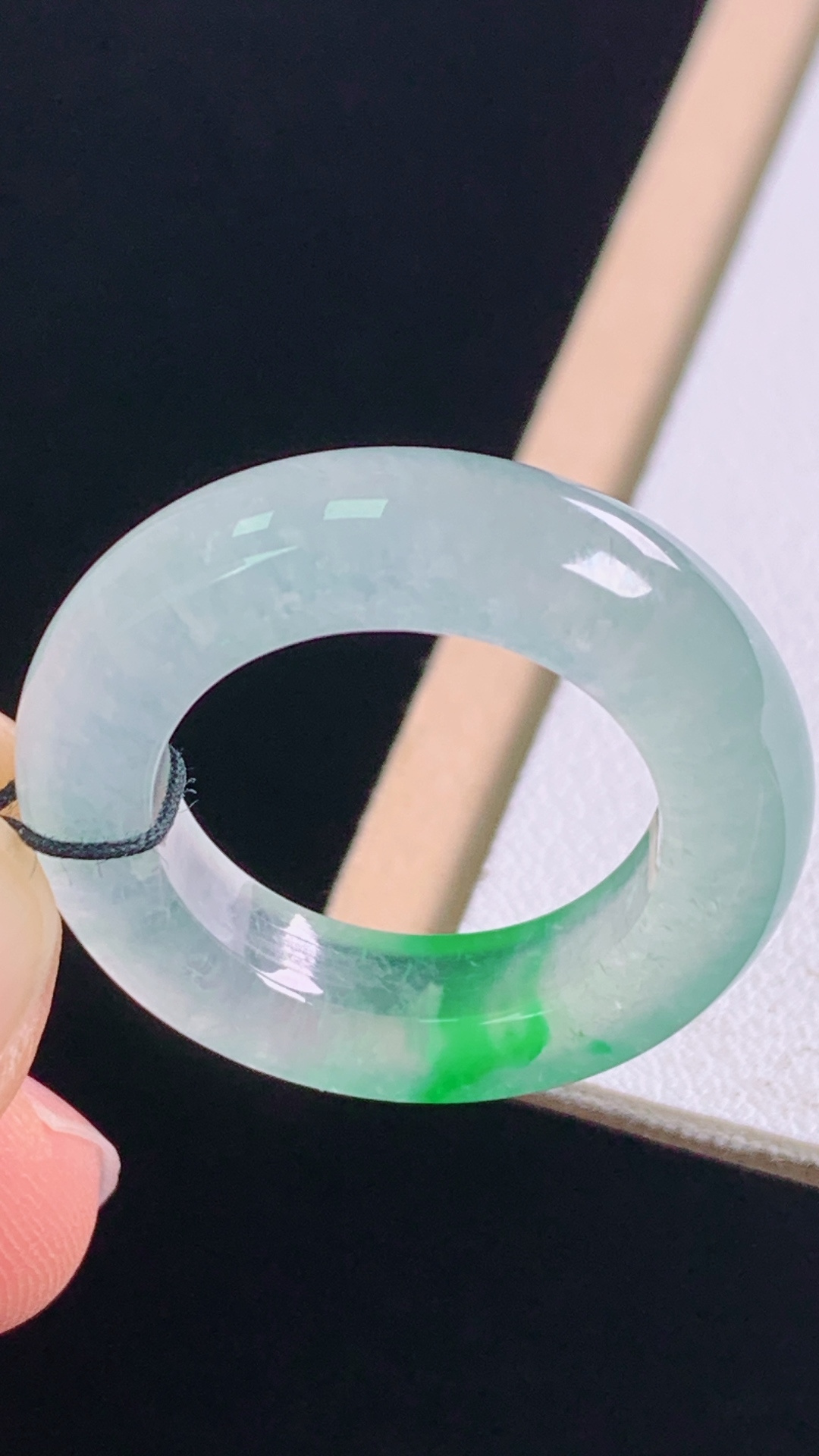 ️冰飘绿指环，花色灵动，水润清爽，无裂，尺寸:圈口15/17.3-6.0-4.8mm