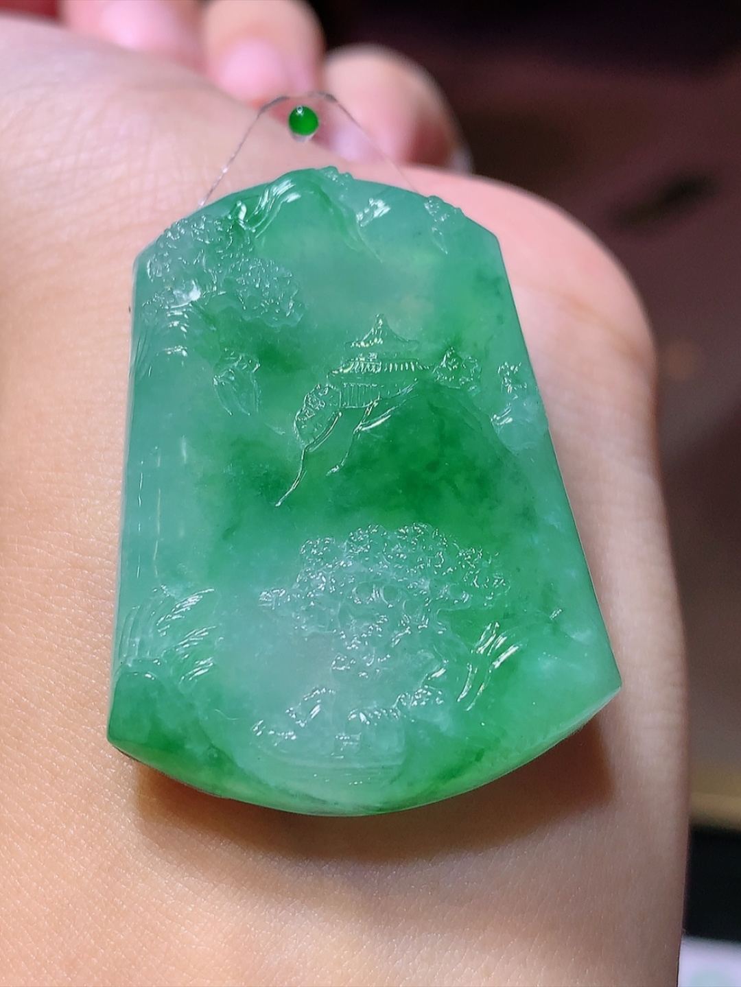 冰飘绿山水牌挂件，冰润起胶感 色泽鲜甜 佩戴简单大方货号38503，42/31.2/7.7