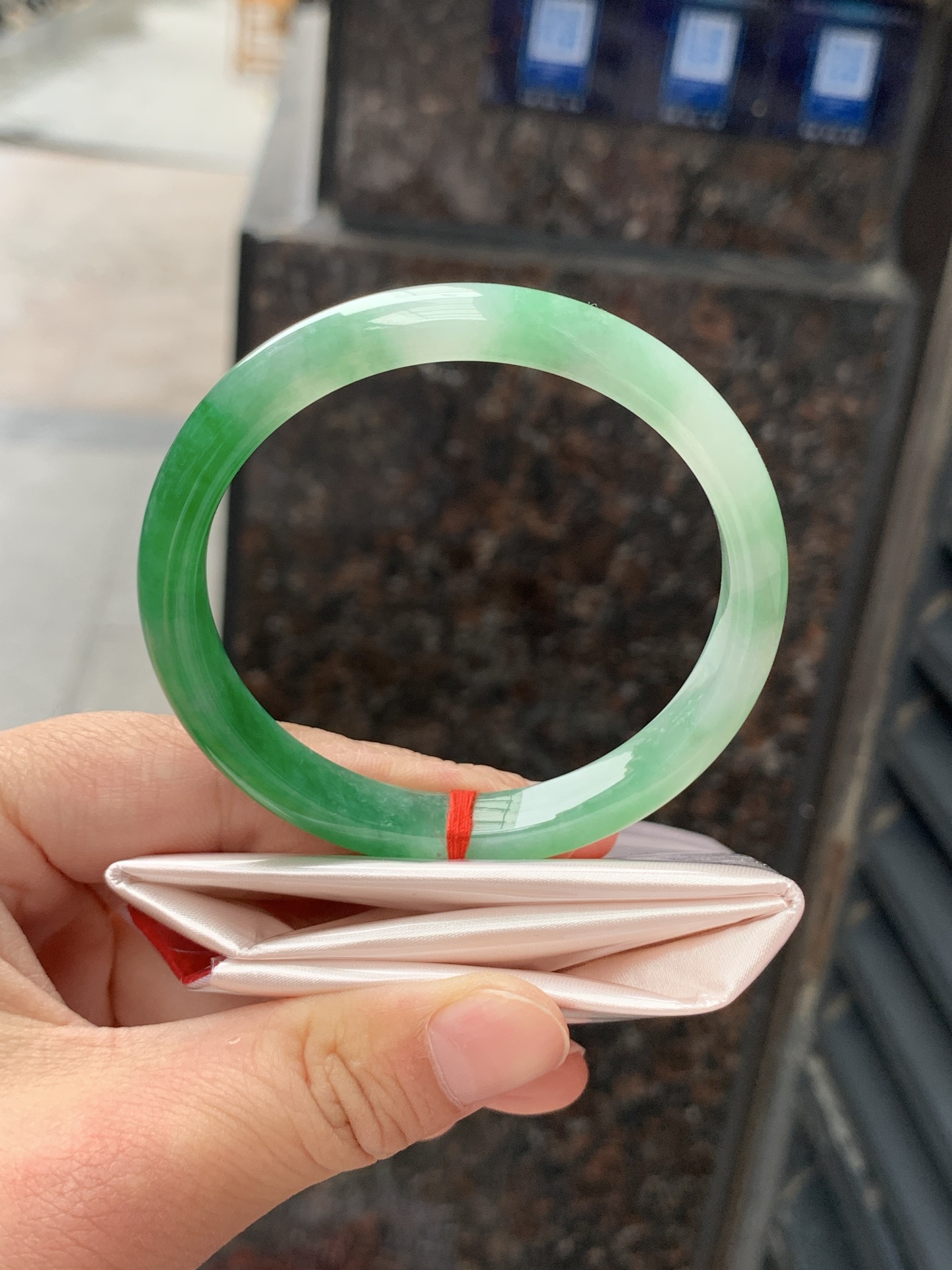 阳绿正圈，55.8/8.6/6.7，0505-N632，打灯多处纹裂，镯型小巧精致，一节阳绿底色浓郁，娇艳欲滴，上手精致贵气